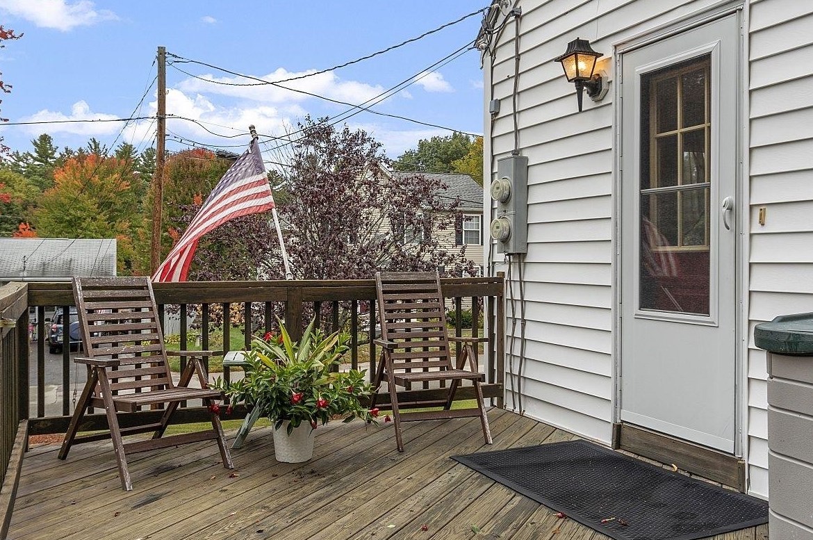 18 Andrews Ave, Hudson NH  03051-4502 exterior