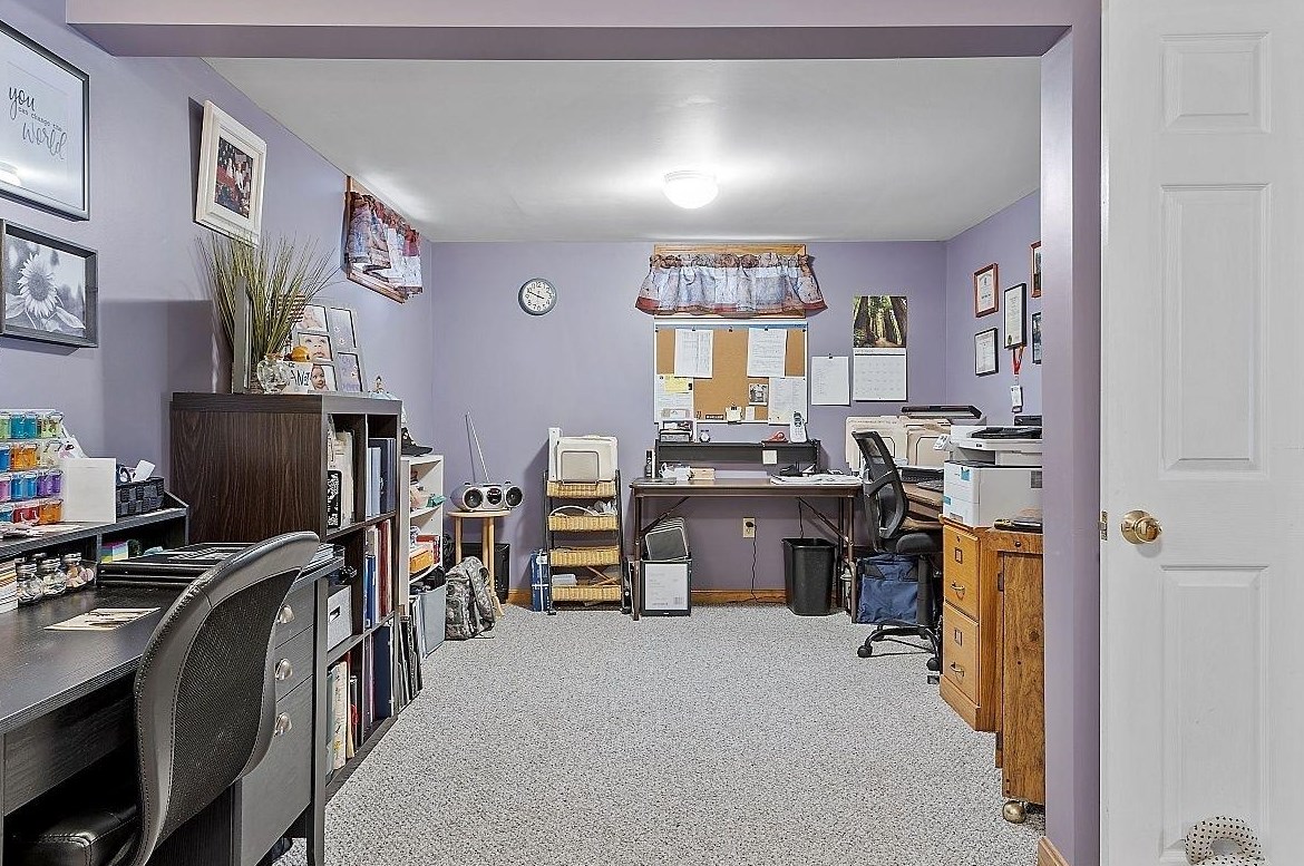 18 Andrews Ave, Hudson NH  03051-4502 exterior