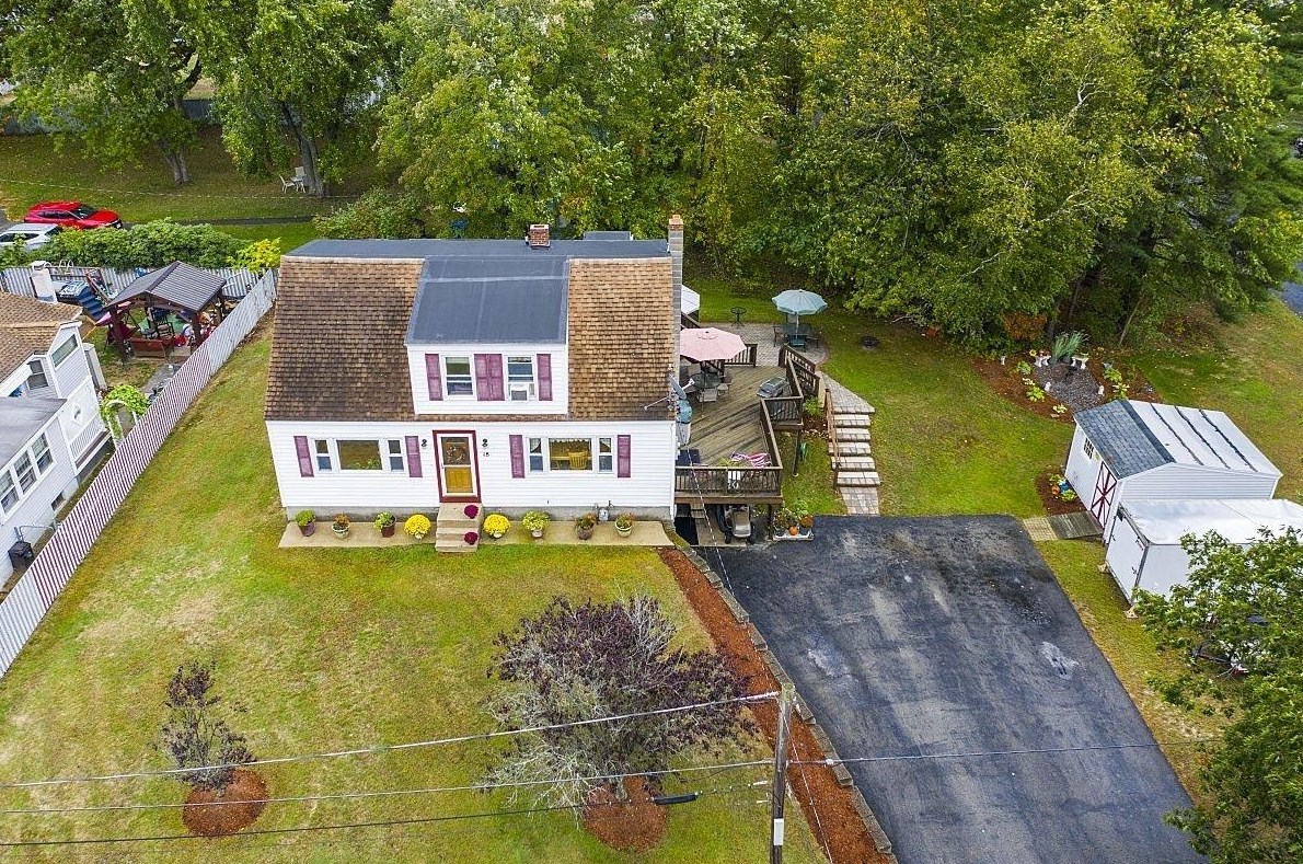 18 Andrews Ave, Hudson NH  03051-4502 exterior