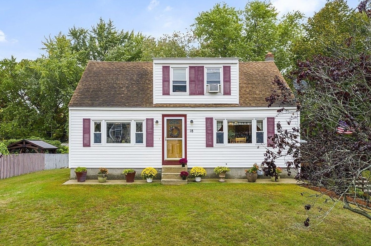 18 Andrews Ave, Hudson NH  03051-4502 exterior