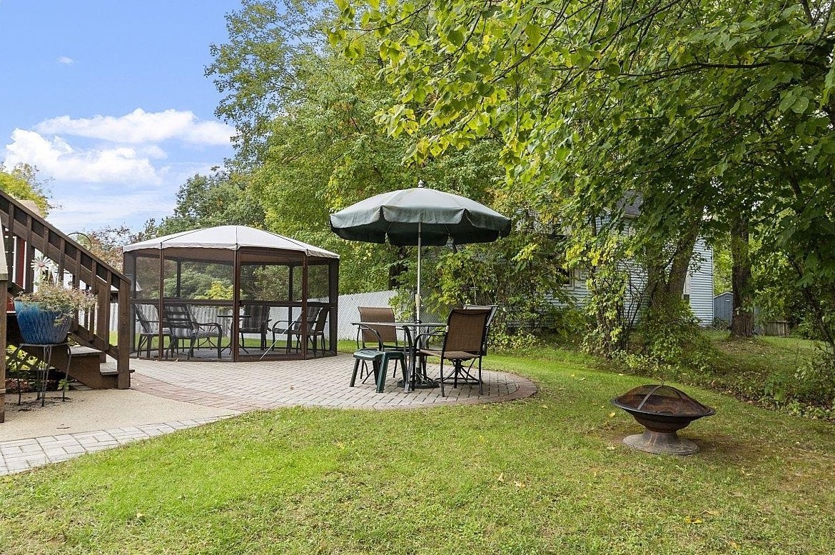 18 Andrews Ave, Hudson NH  03051-4502 exterior