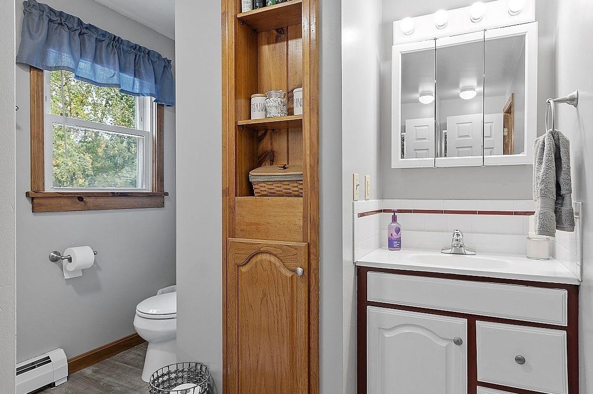 18 Andrews Ave, Hudson NH  03051-4502 exterior