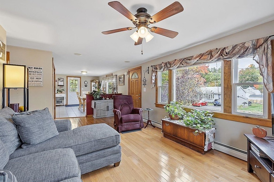 18 Andrews Ave, Hudson NH  03051-4502 exterior