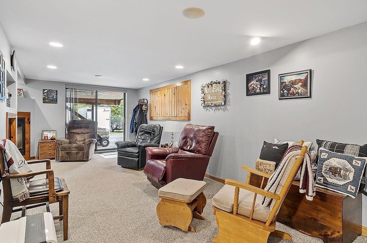 18 Andrews Ave, Hudson NH  03051-4502 exterior