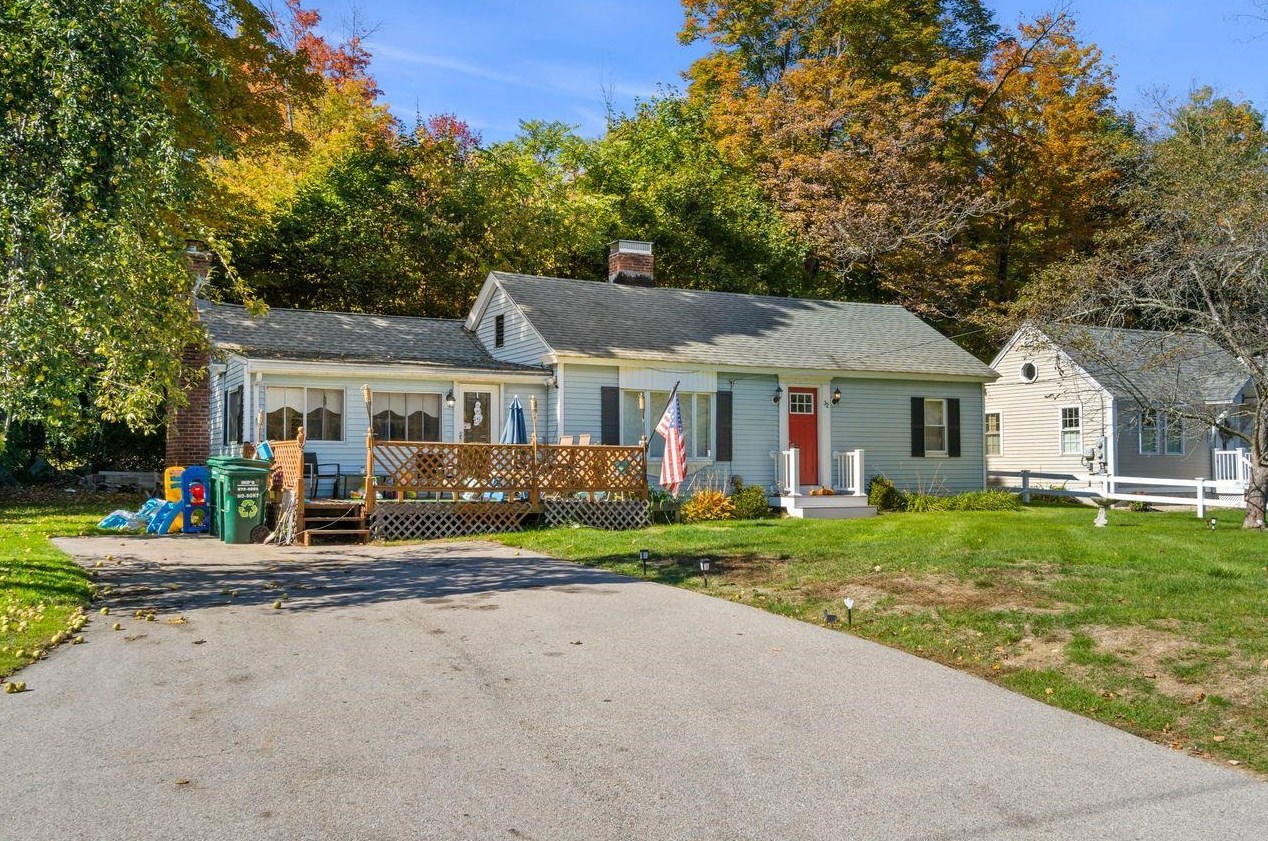 32 Border St, Amherst, NH 03031