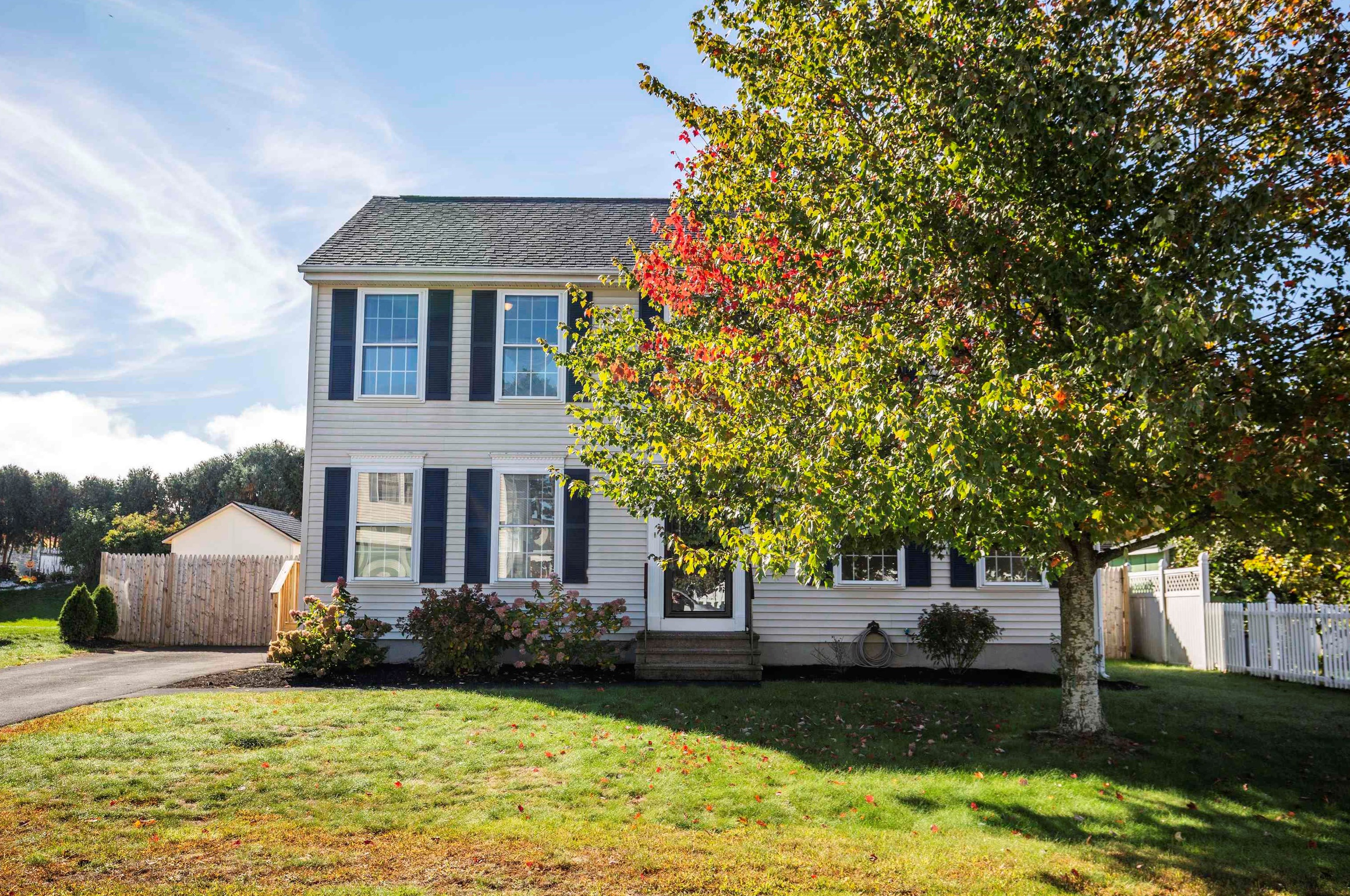 33 Lauren Dr, Manchester, NH 03103-2395