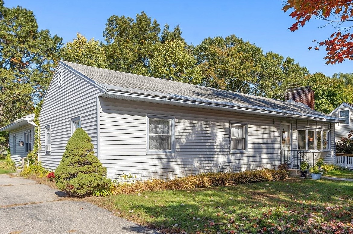 20 Ledge Rd, Hudson NH  03051-3720 exterior