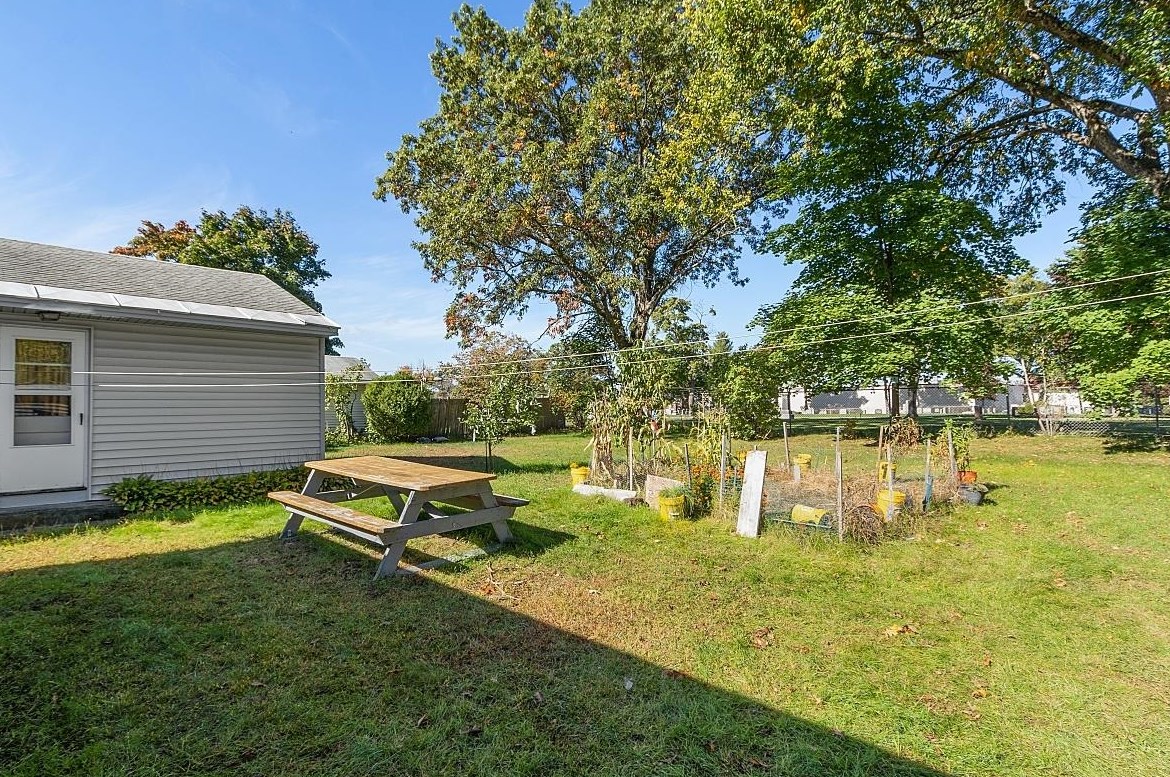 20 Ledge Rd, Hudson NH  03051-3720 exterior