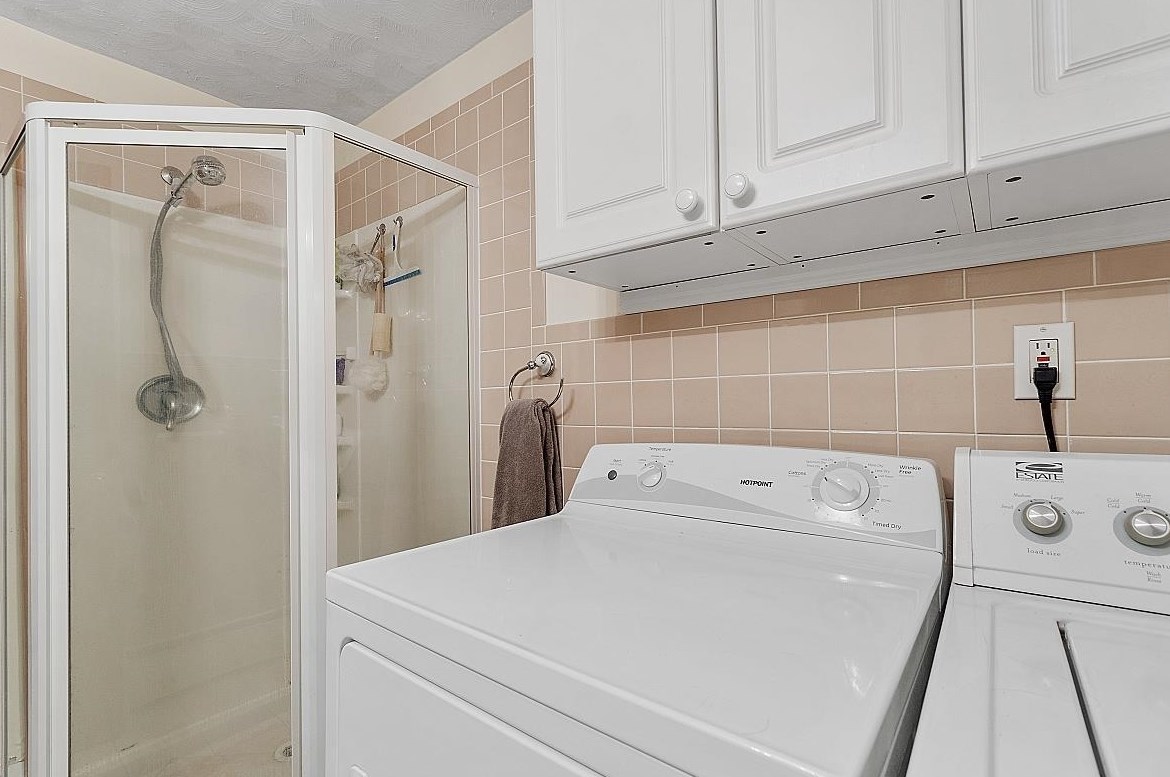 20 Ledge Rd, Hudson NH  03051-3720 exterior