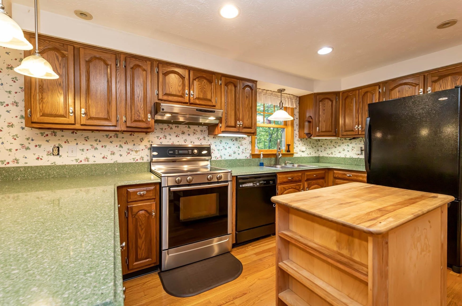 251 Baboosic Lake Rd, Merrimack NH 03054-2361 exterior