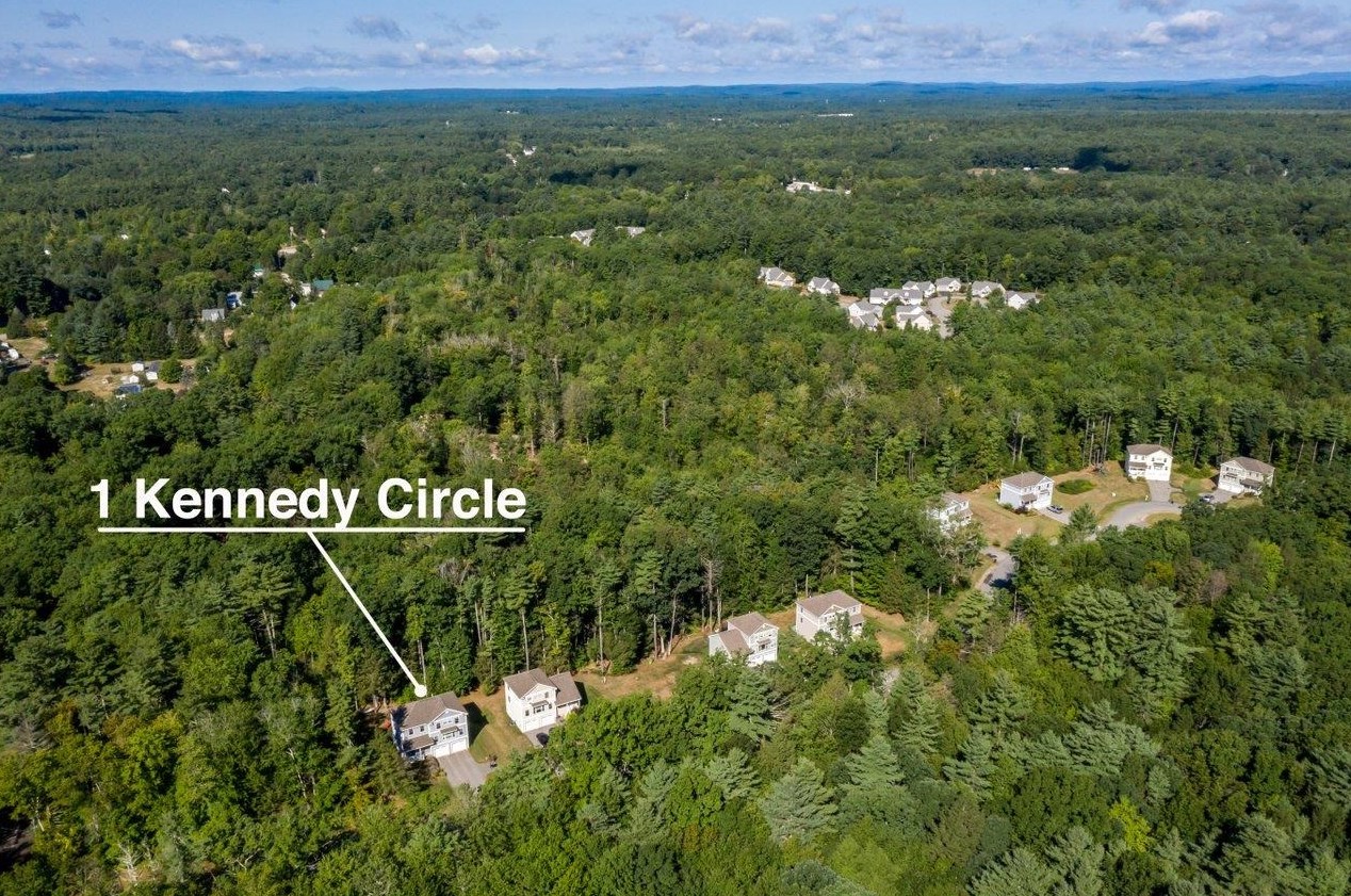 1 Kennedy Cir, Kensington, NH 03833-6314