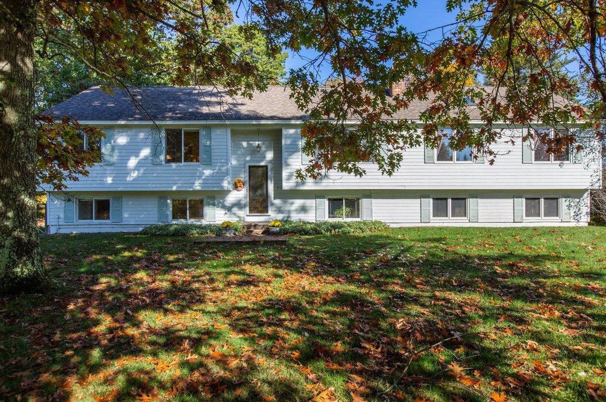 3 Cobblestone Ln, Sandown, NH 03873