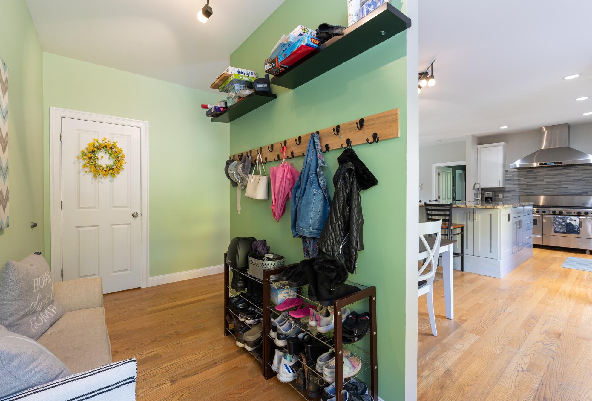 4 Harvest Dr, Derry NH 03038-4872 exterior