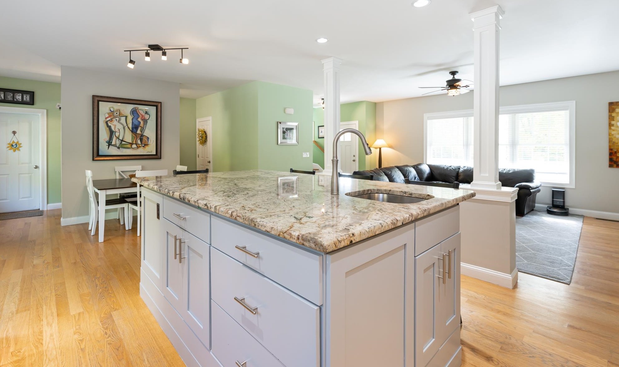 4 Harvest Dr, Derry NH 03038-4872 exterior