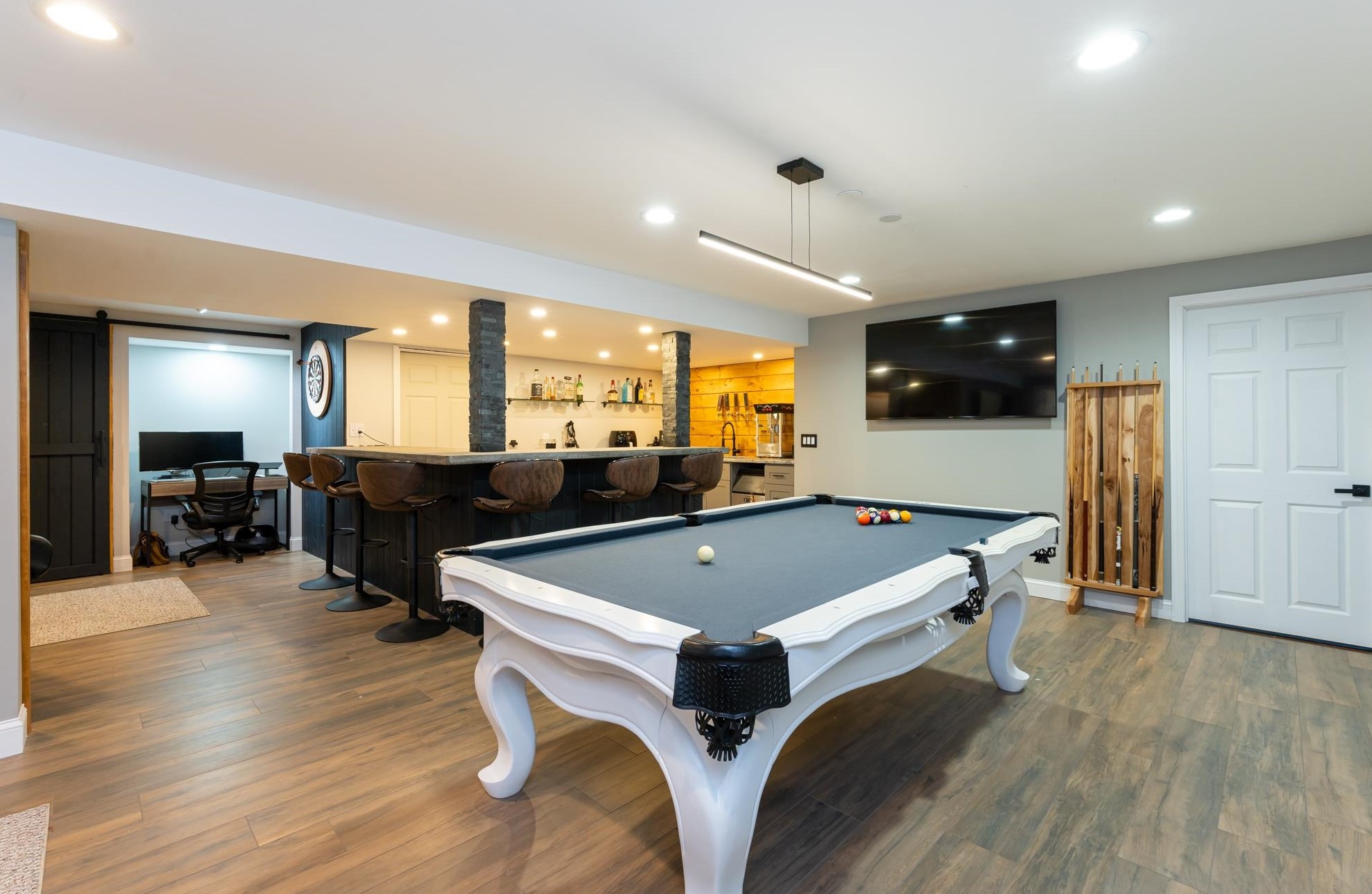 4 Harvest Dr, Derry NH 03038-4872 exterior