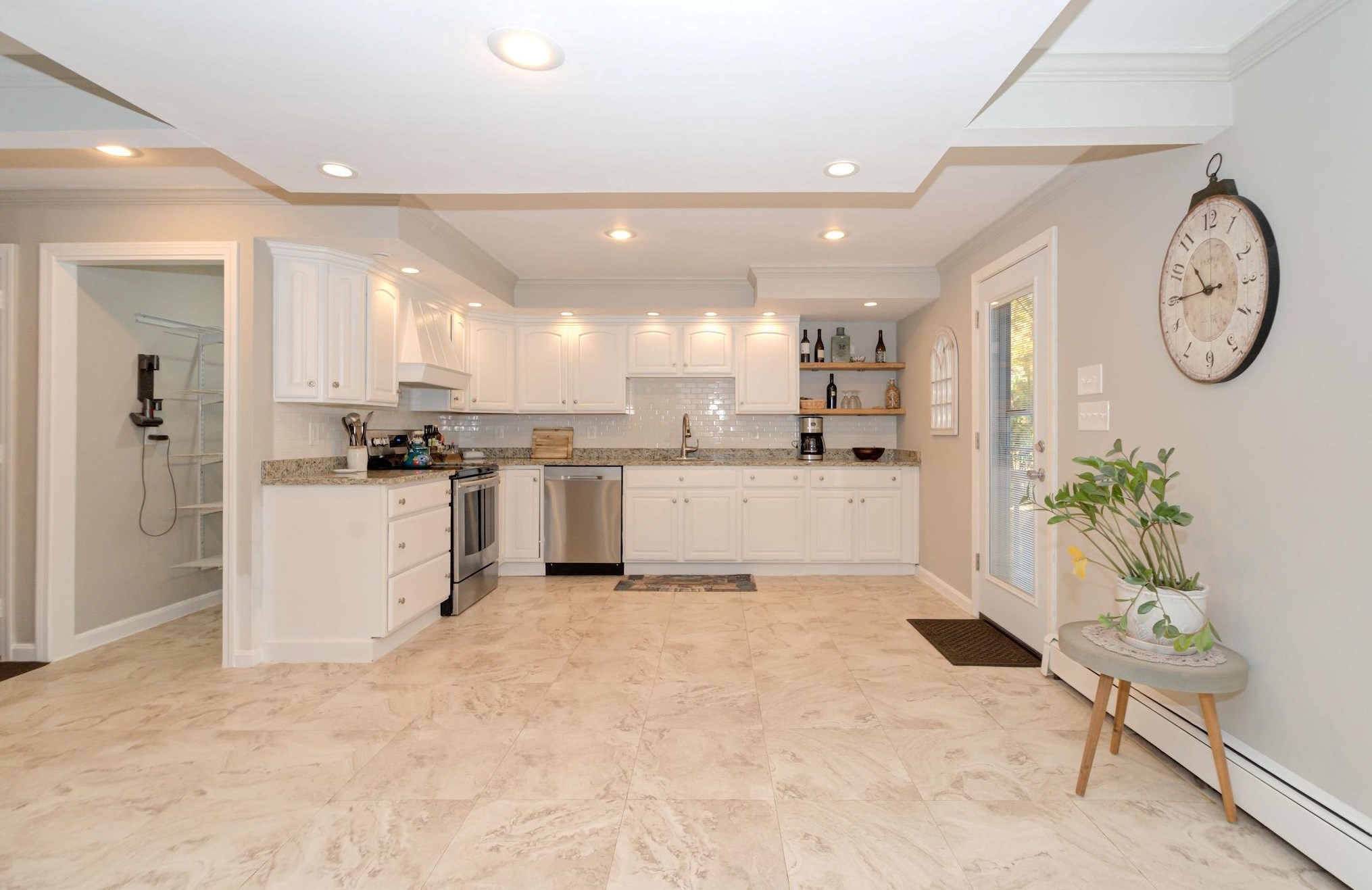 2 Hampshire Ln, Londonderry, NH 03053