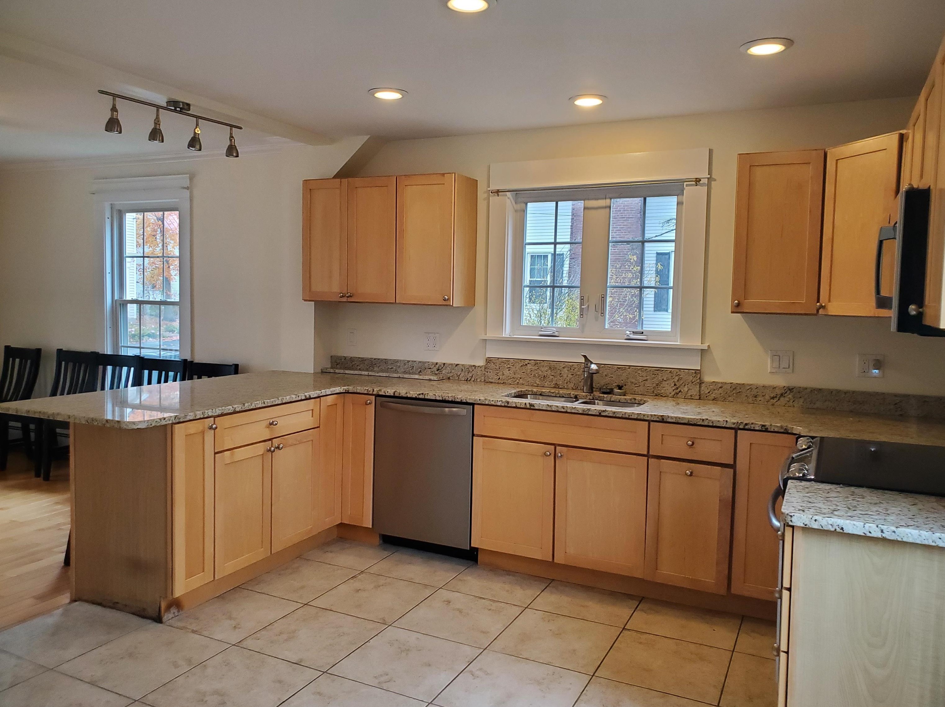 39 Grn St, Lebanon NH 03766-1716 exterior