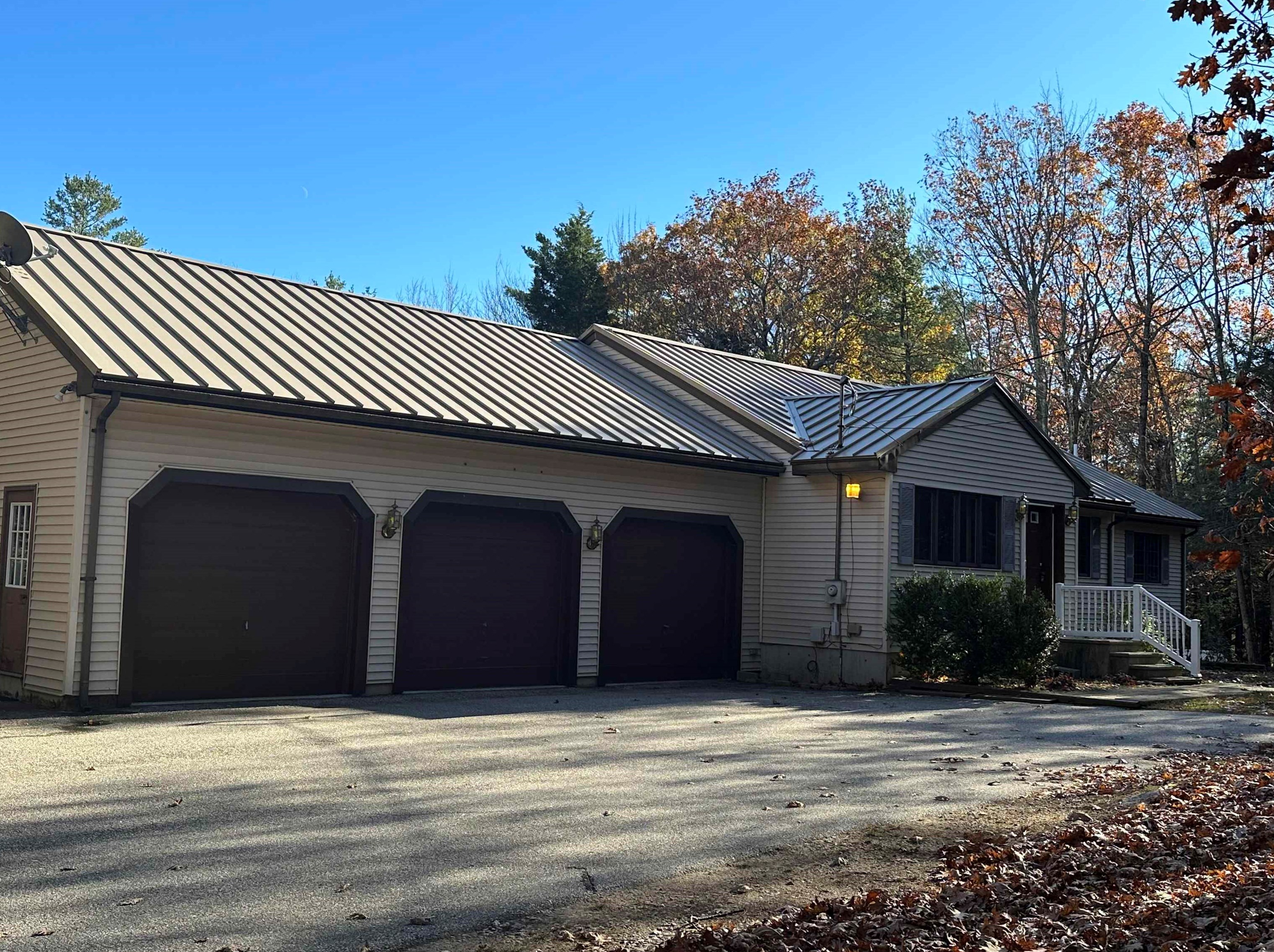 83 Old Center Rd, Deerfield, NH 03037