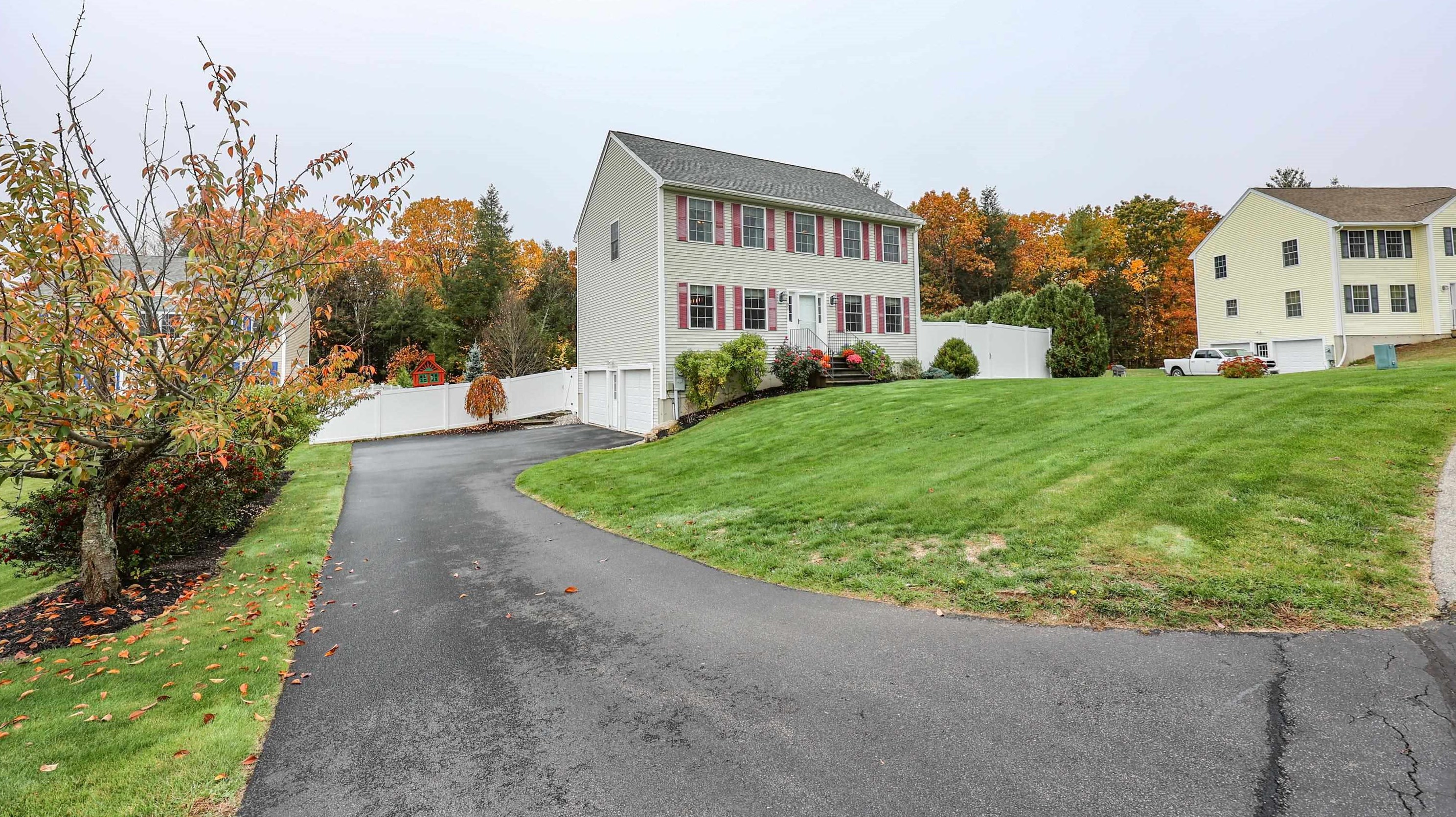 52 Waterford Dr, Sandown, NH 03873