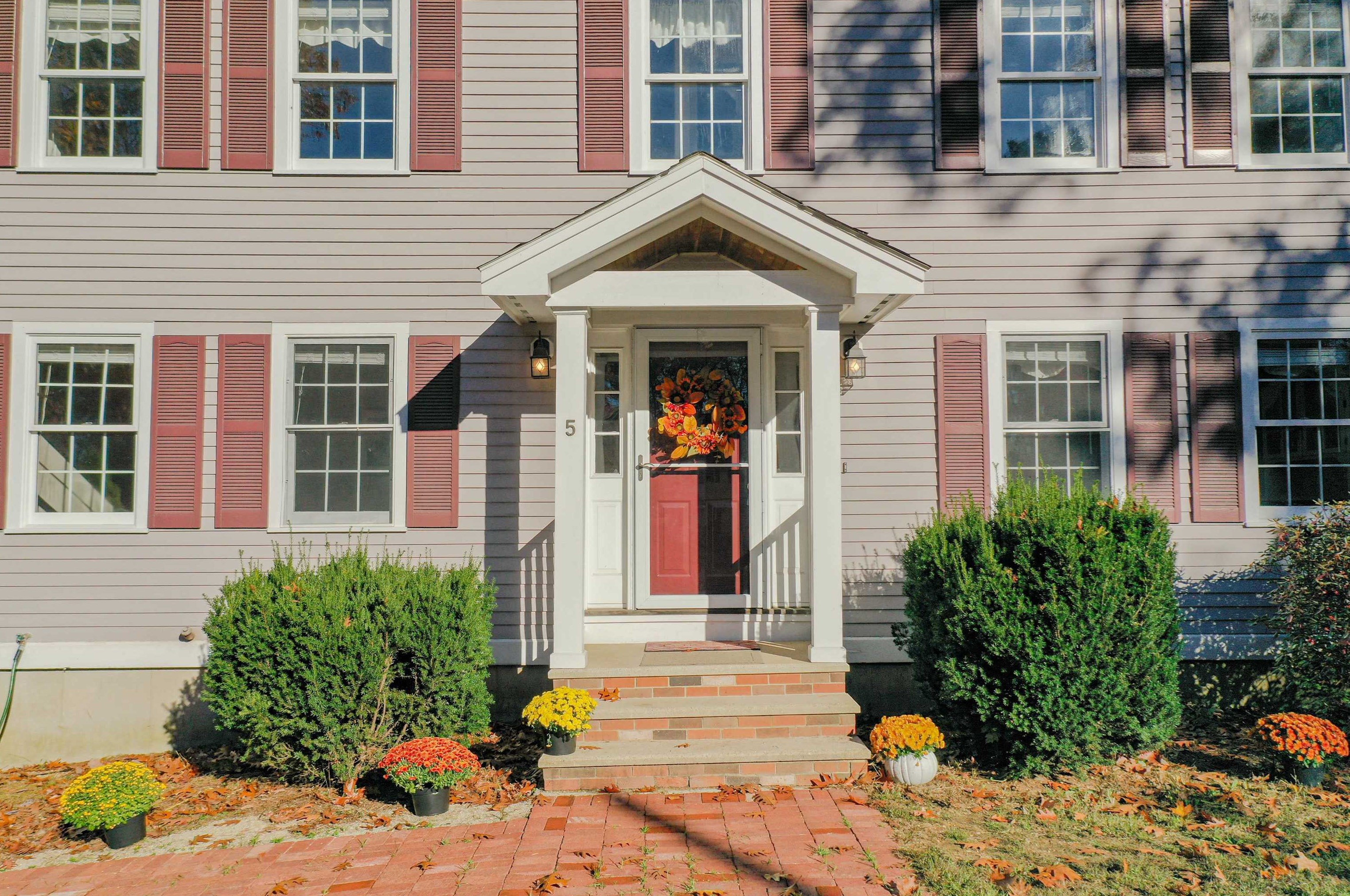 5 Squirrel Run Rd, Plaistow, NH 03865