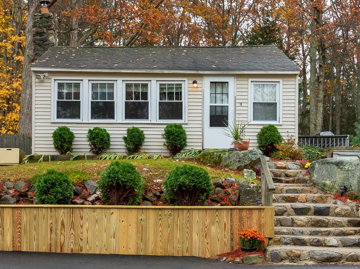 8 Governors Dr, Raymond, NH 03077