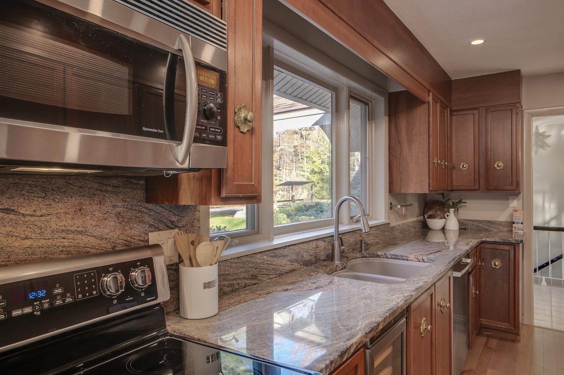 77 Oriole Dr, Manchester NH  03110-4424 exterior