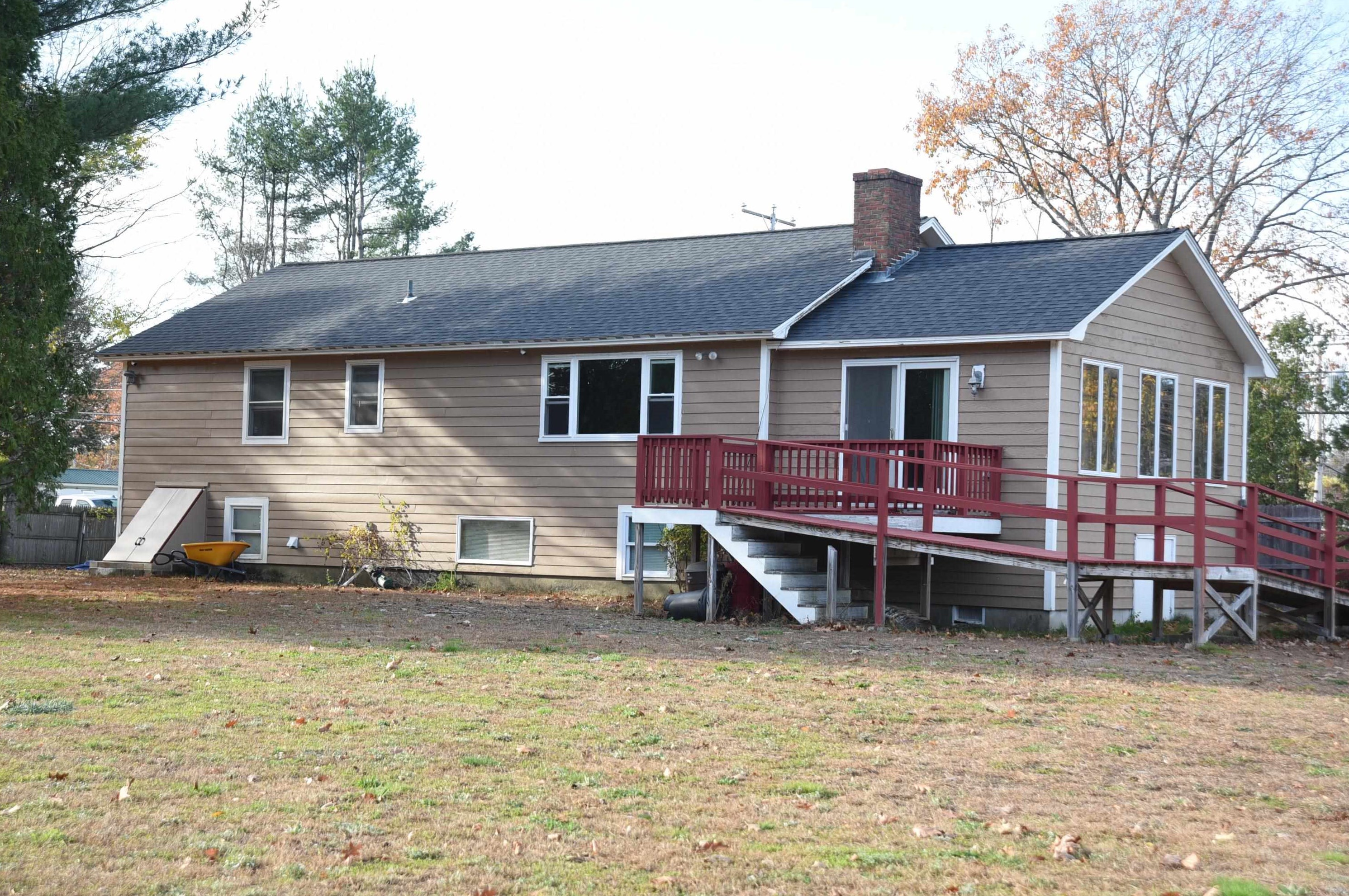 88 Linden St, Kensington, NH 03833-4107