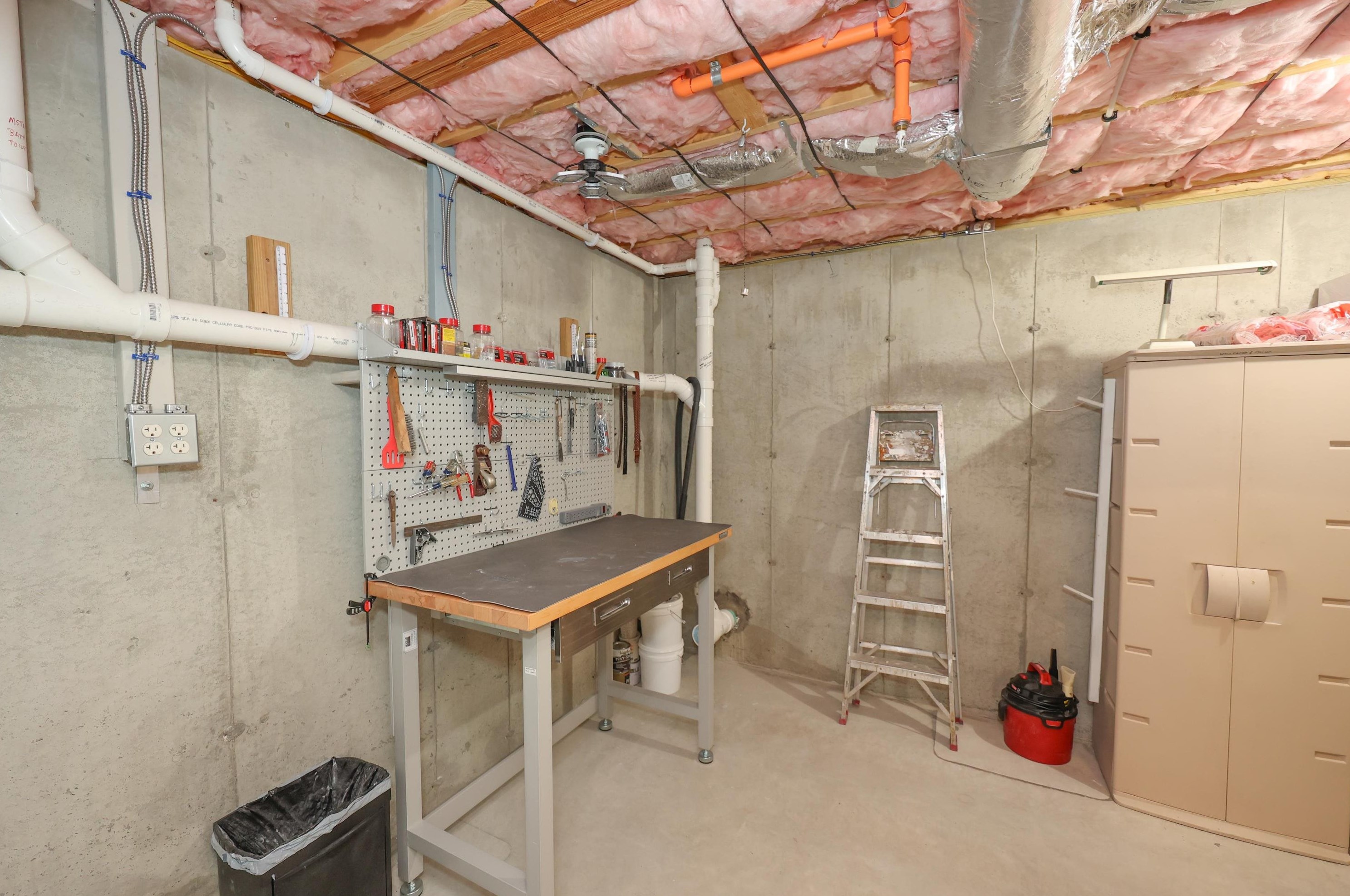 179 Knollwood Way, Manchester NH  03102 exterior