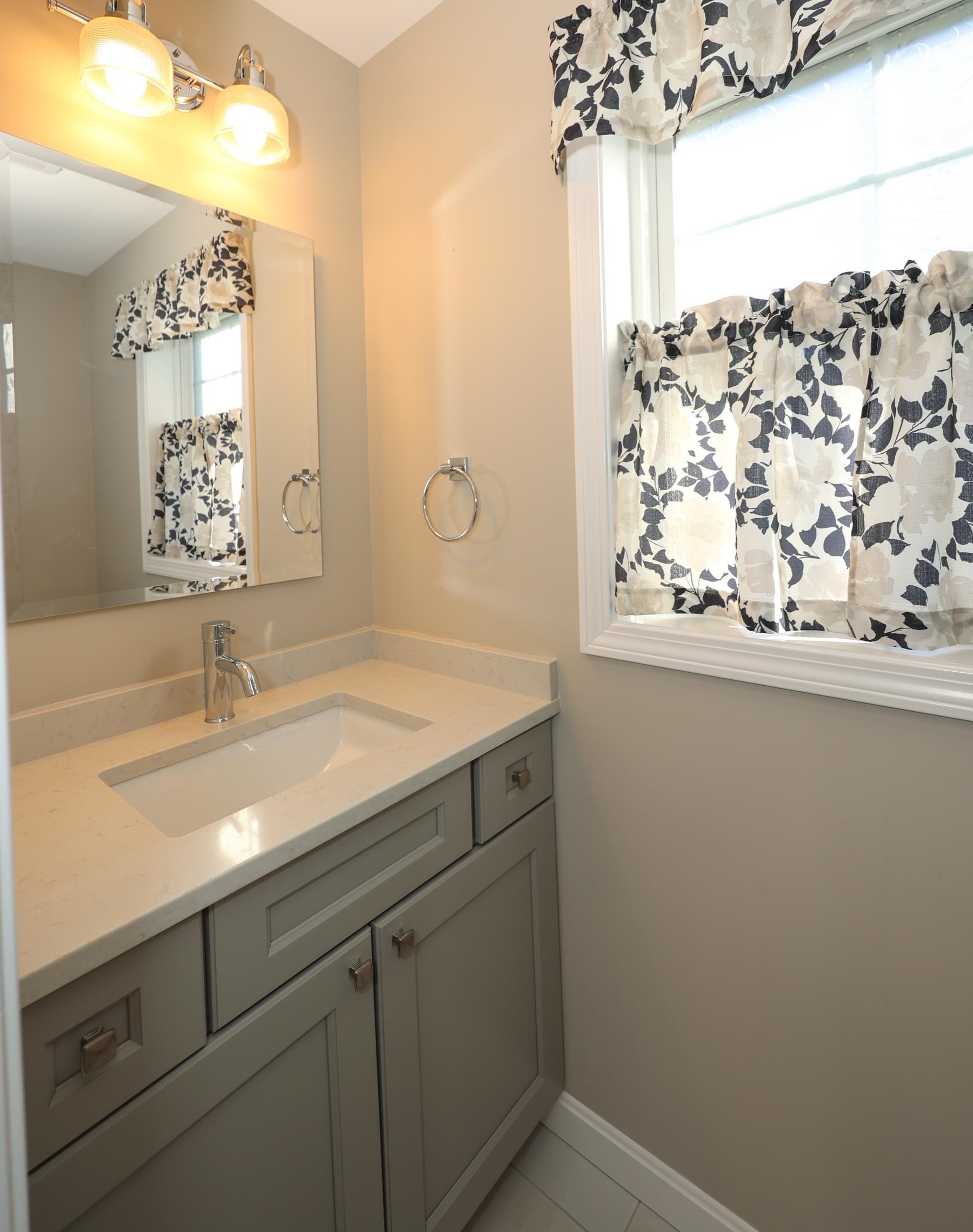 179 Knollwood Way, Manchester NH  03102 exterior