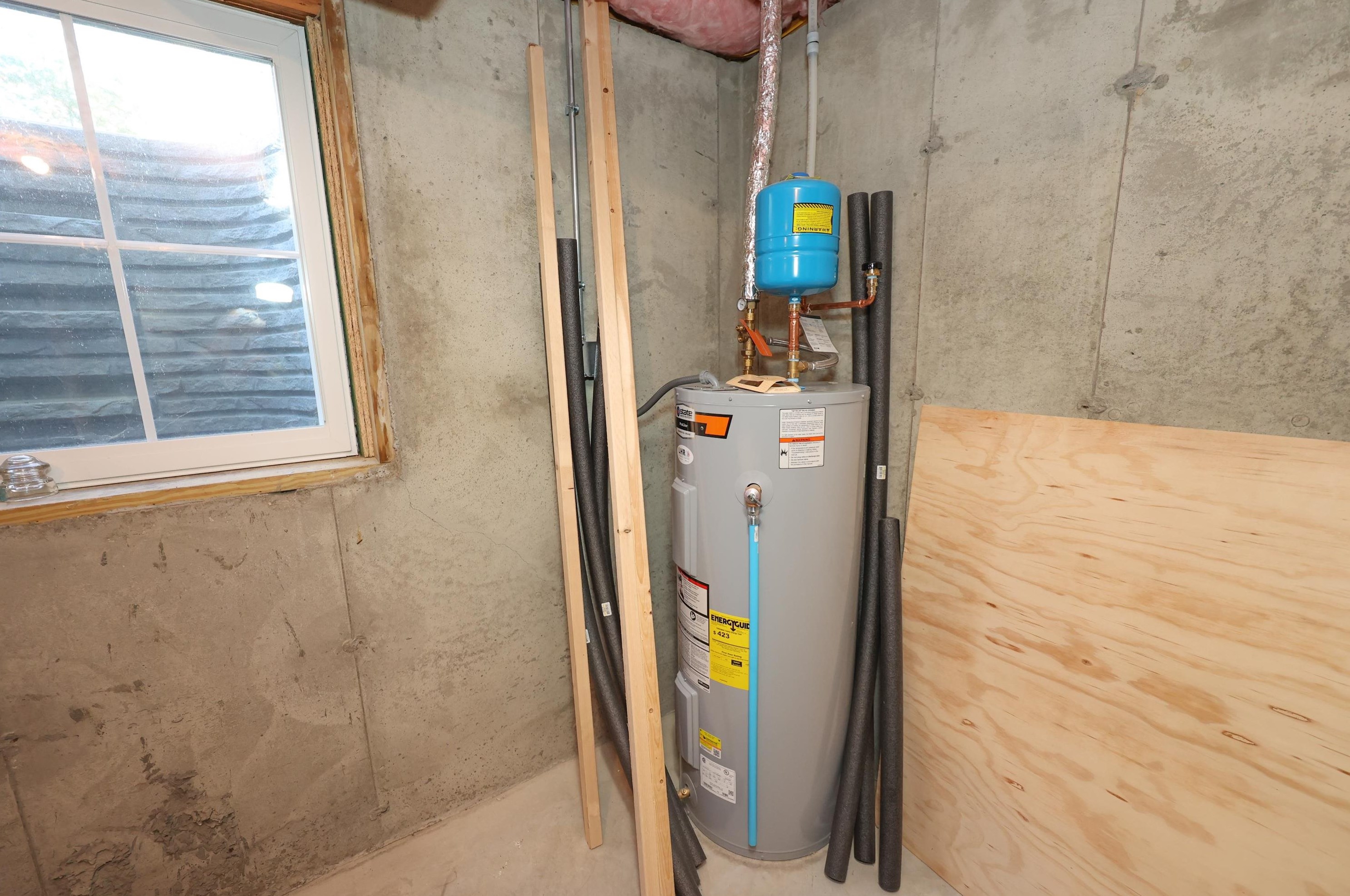 179 Knollwood Way, Manchester NH  03102 exterior