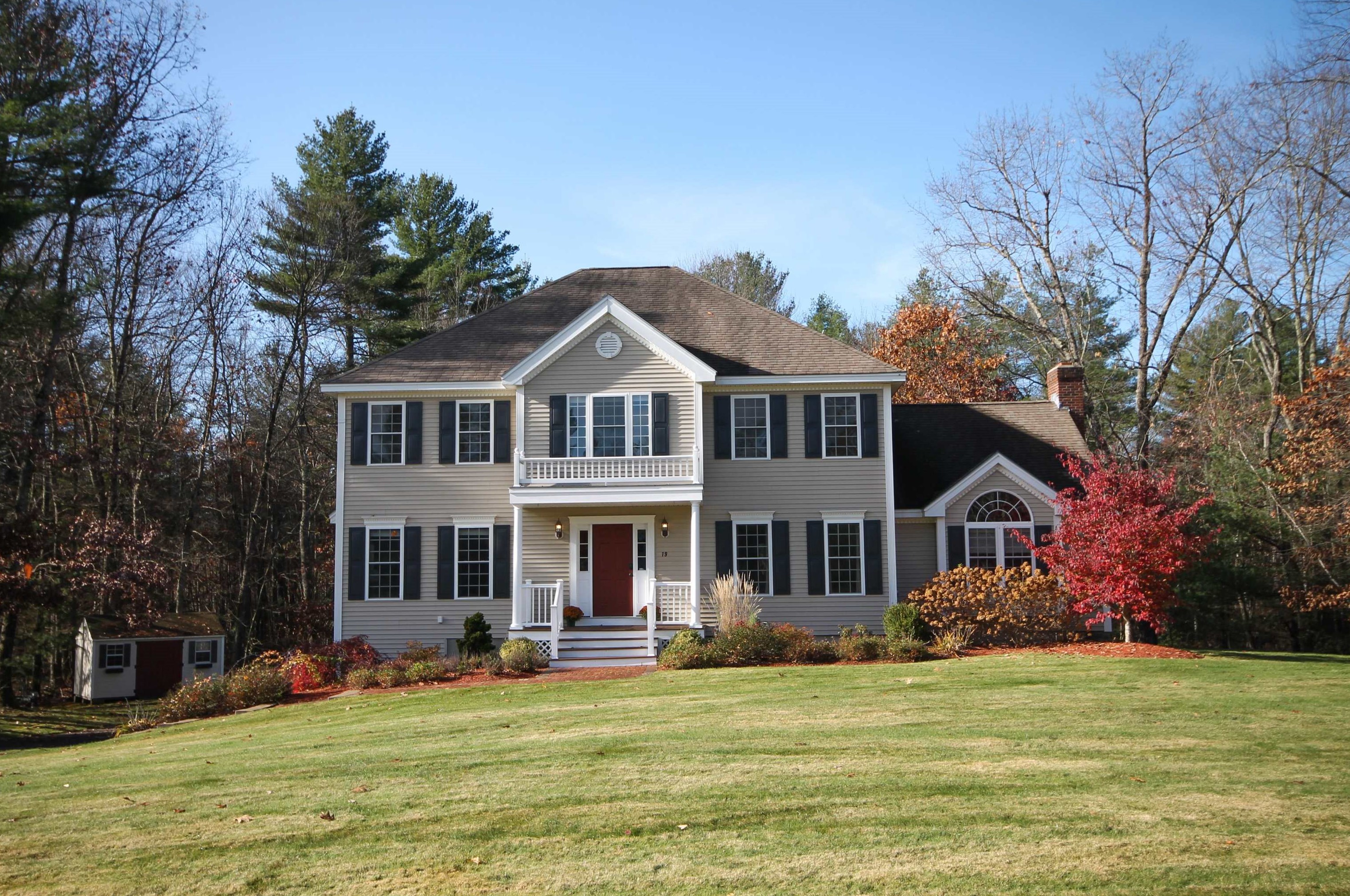 19 Bunker Hill Dr, Londonderry, NH 03053