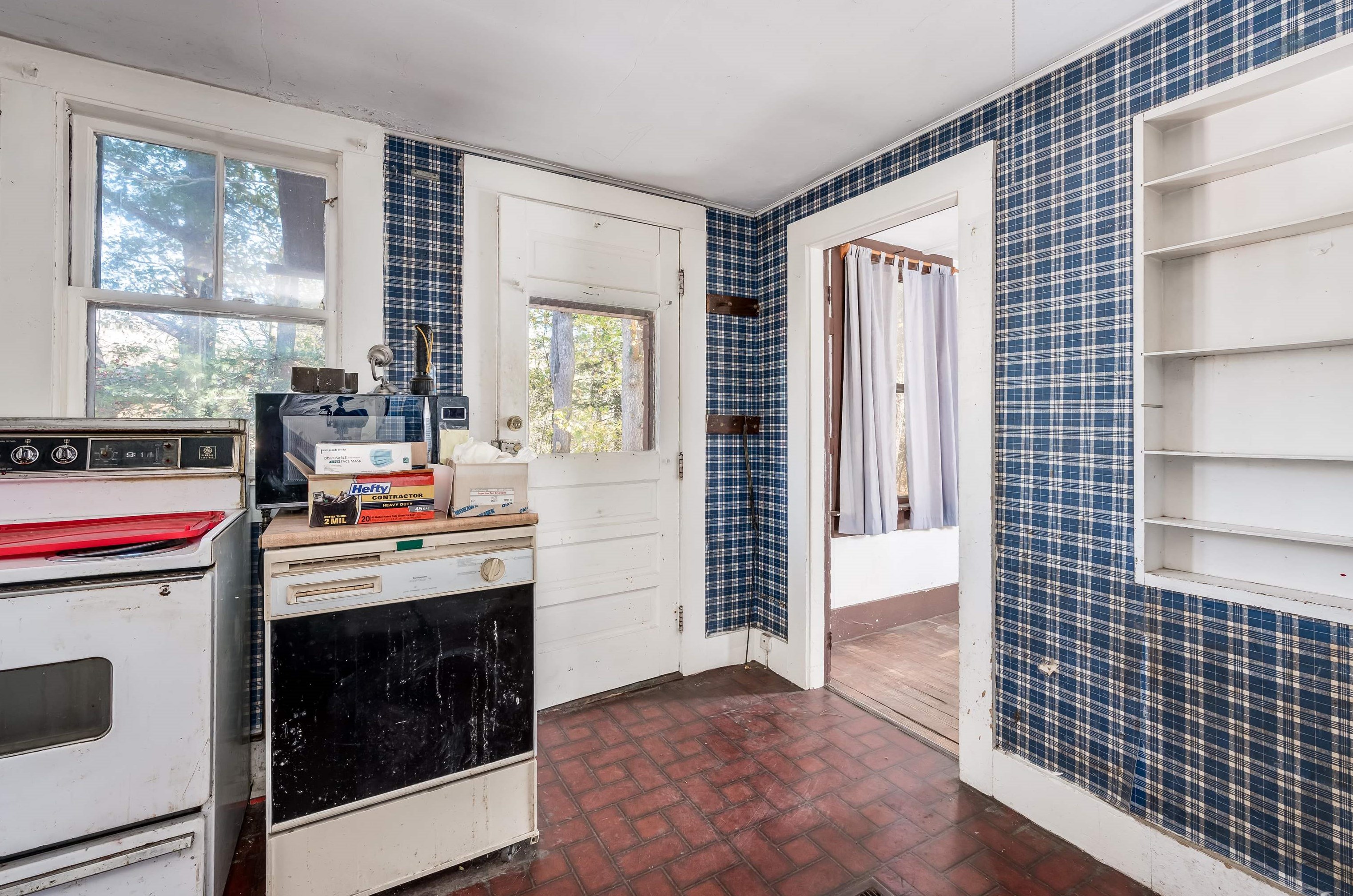 81 Dover Rd, Lee, NH 03824
