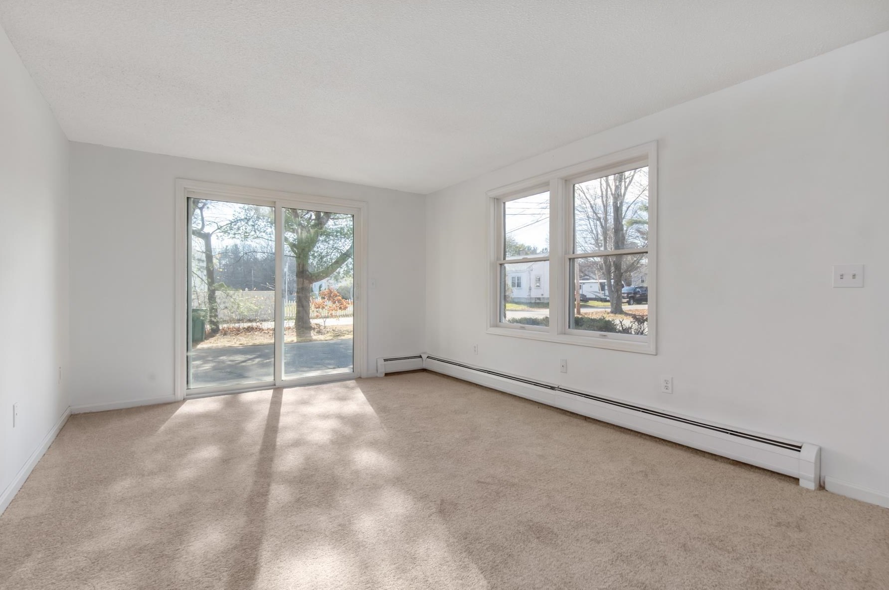 16 Waverly St, Rochester, NH 03867-4427