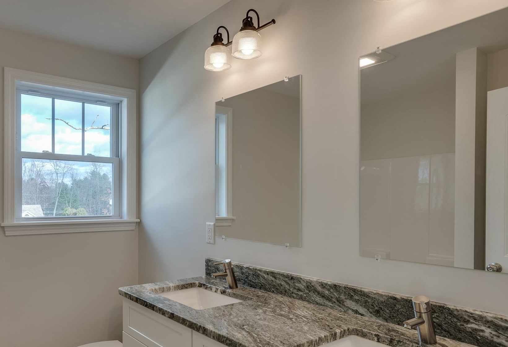 118 Whitford St, Manchester NH 03104-2143 exterior