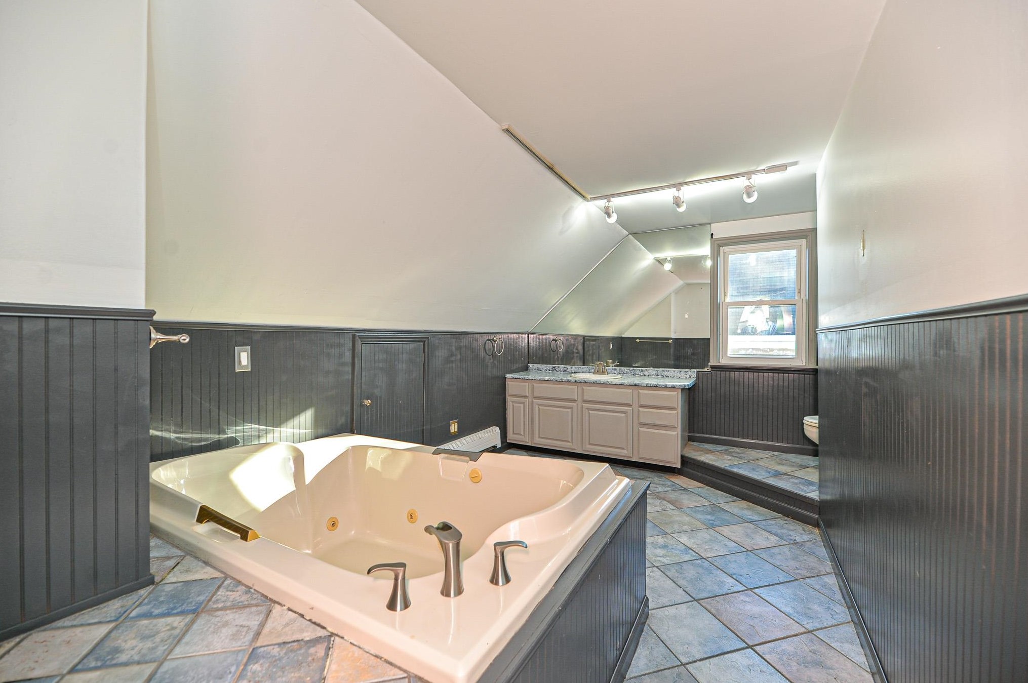 43 Belmont St, Manchester NH 03103-4210 exterior