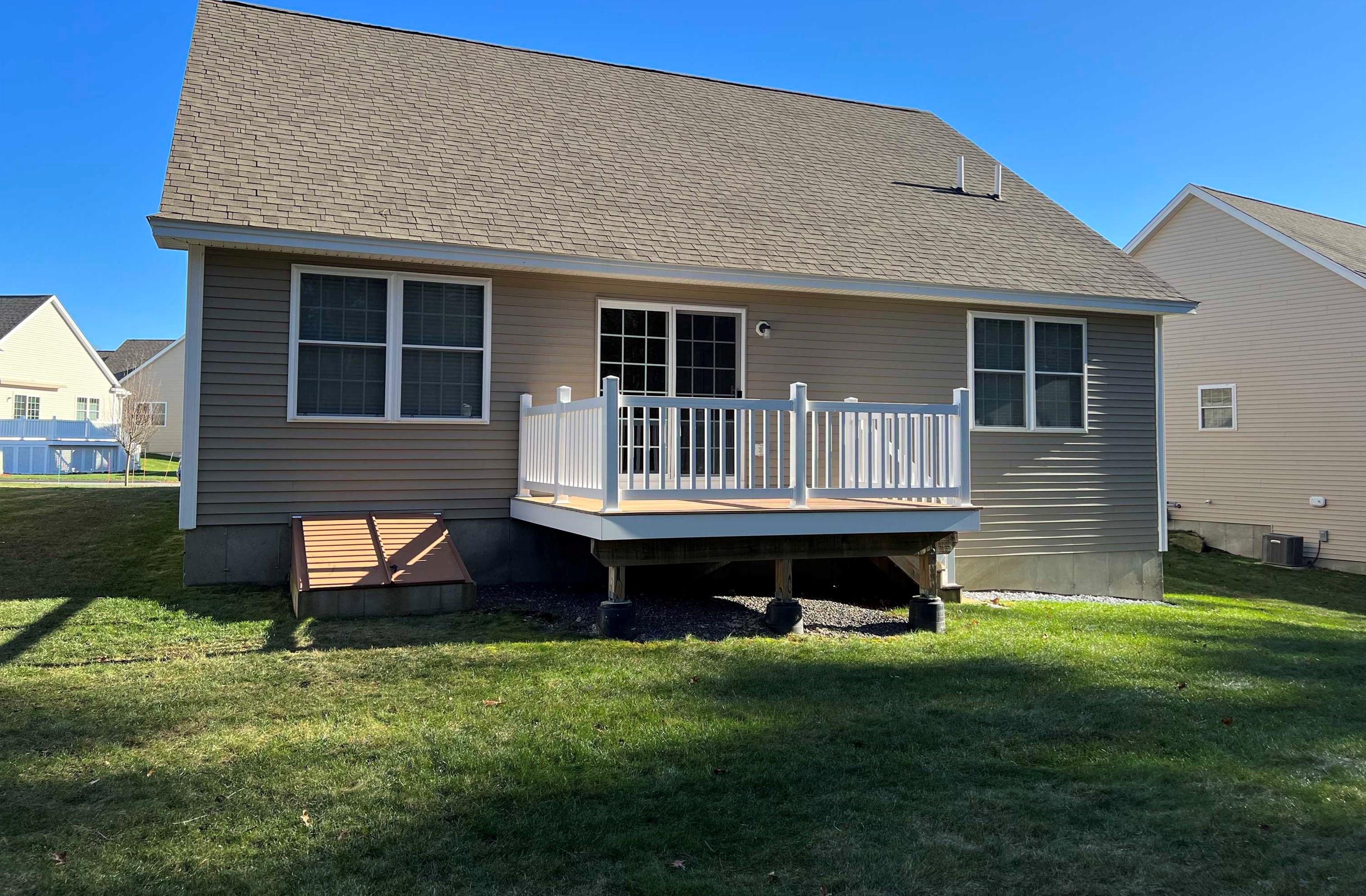 5 Tiffany Cir, Hudson, NH exterior