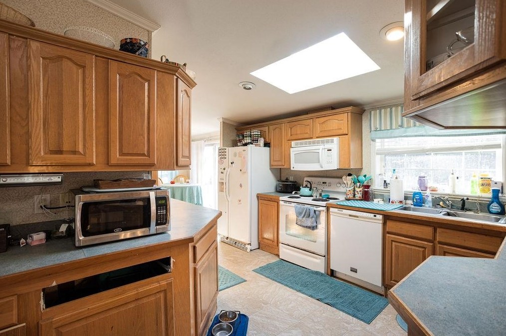 15 Tumbleweed Dr, Rochester, NH 03867-5232