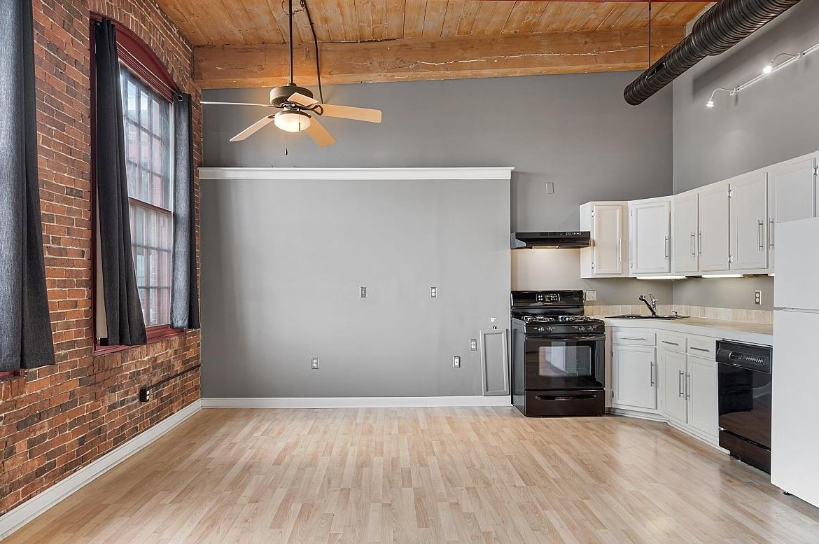 470 Silver St #403, Manchester, NH 03103