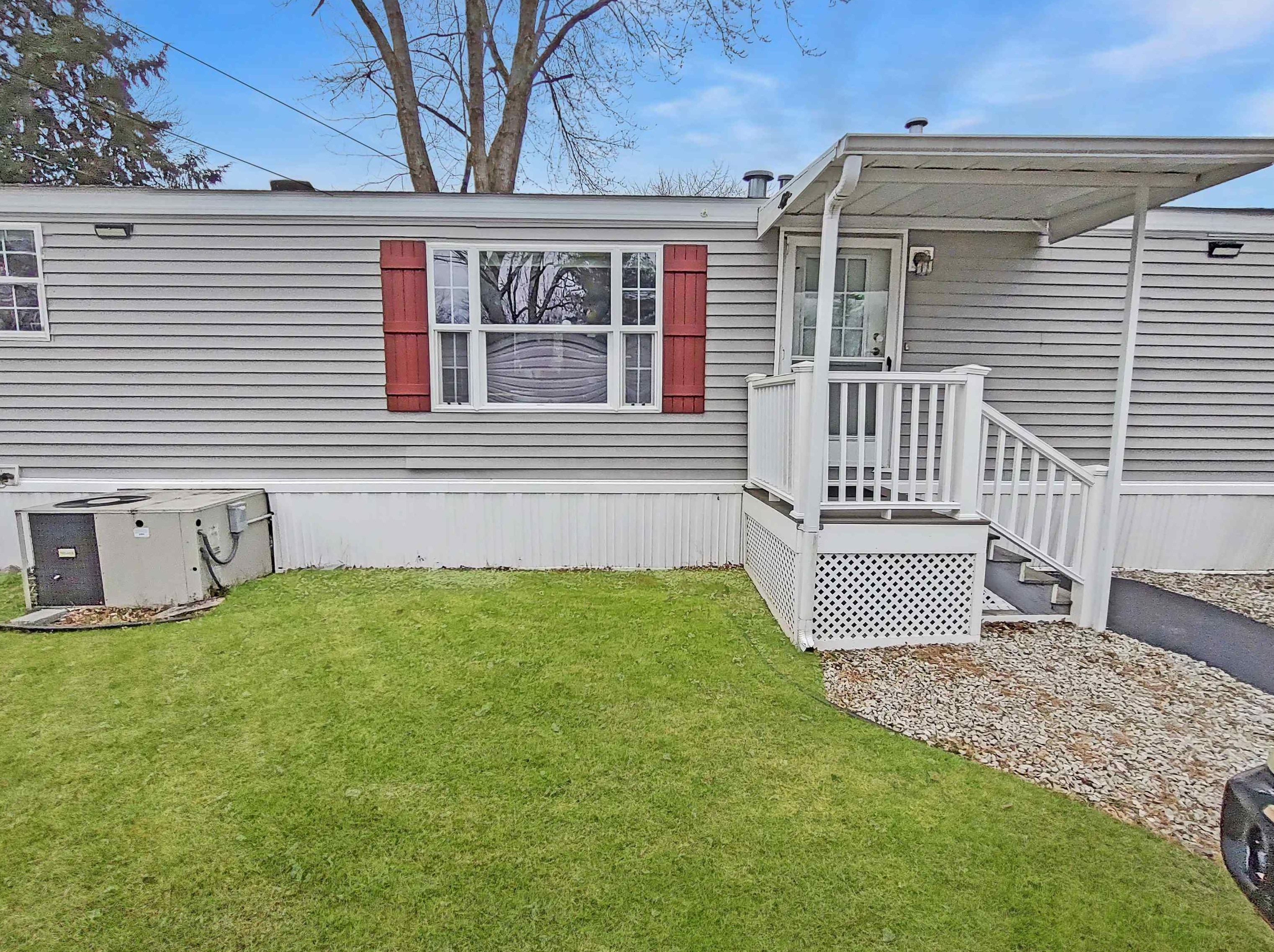 19 Willow Rd, Newton, NH 03858