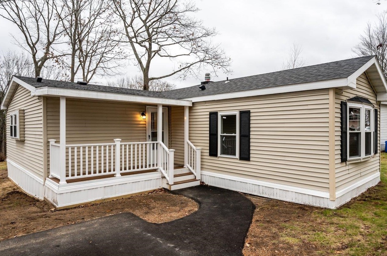 7 N Cranberry Ln, Rochester, NH 03867