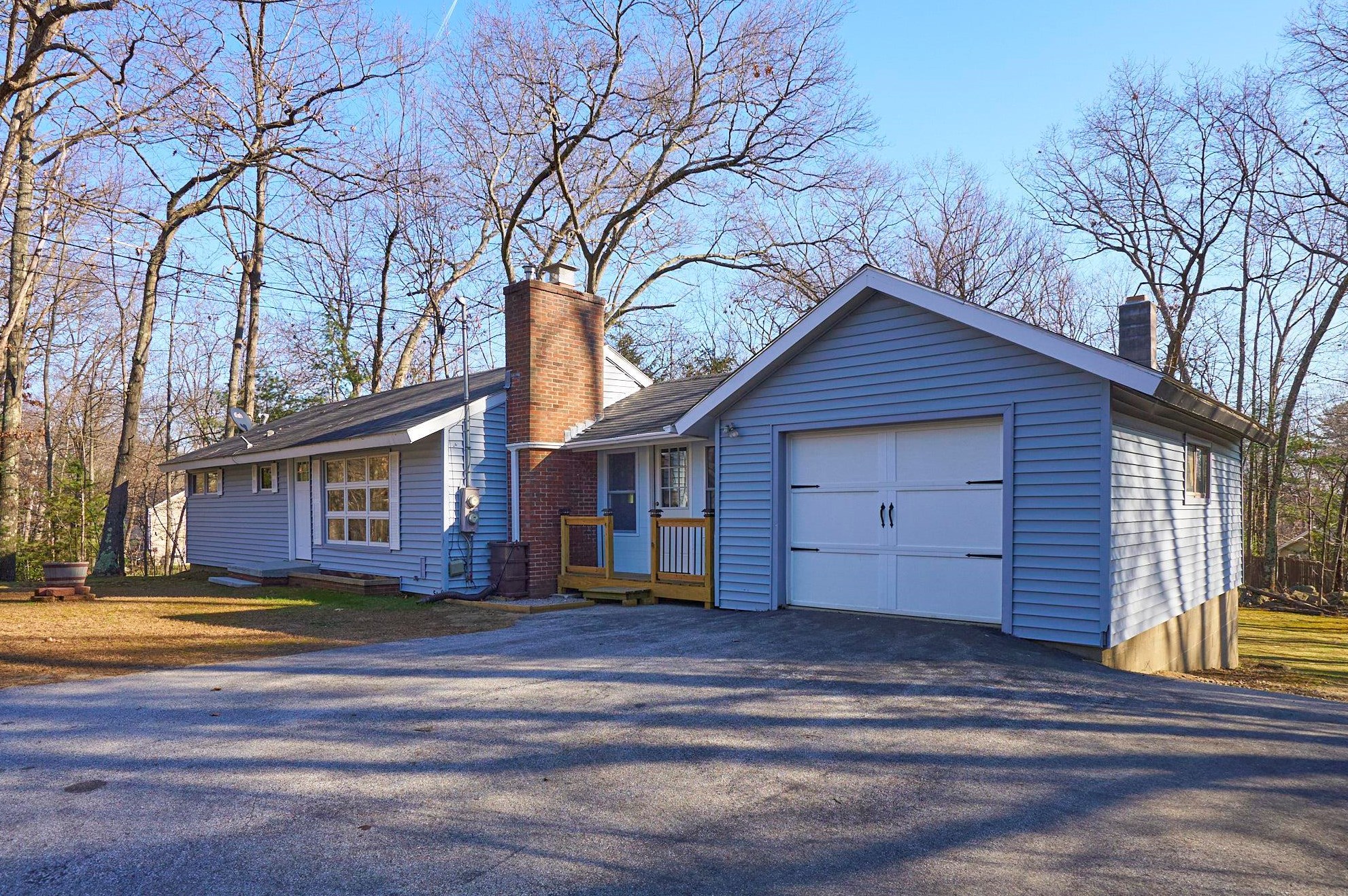 1283 Smyth Rd, Manchester, NH 03106 exterior