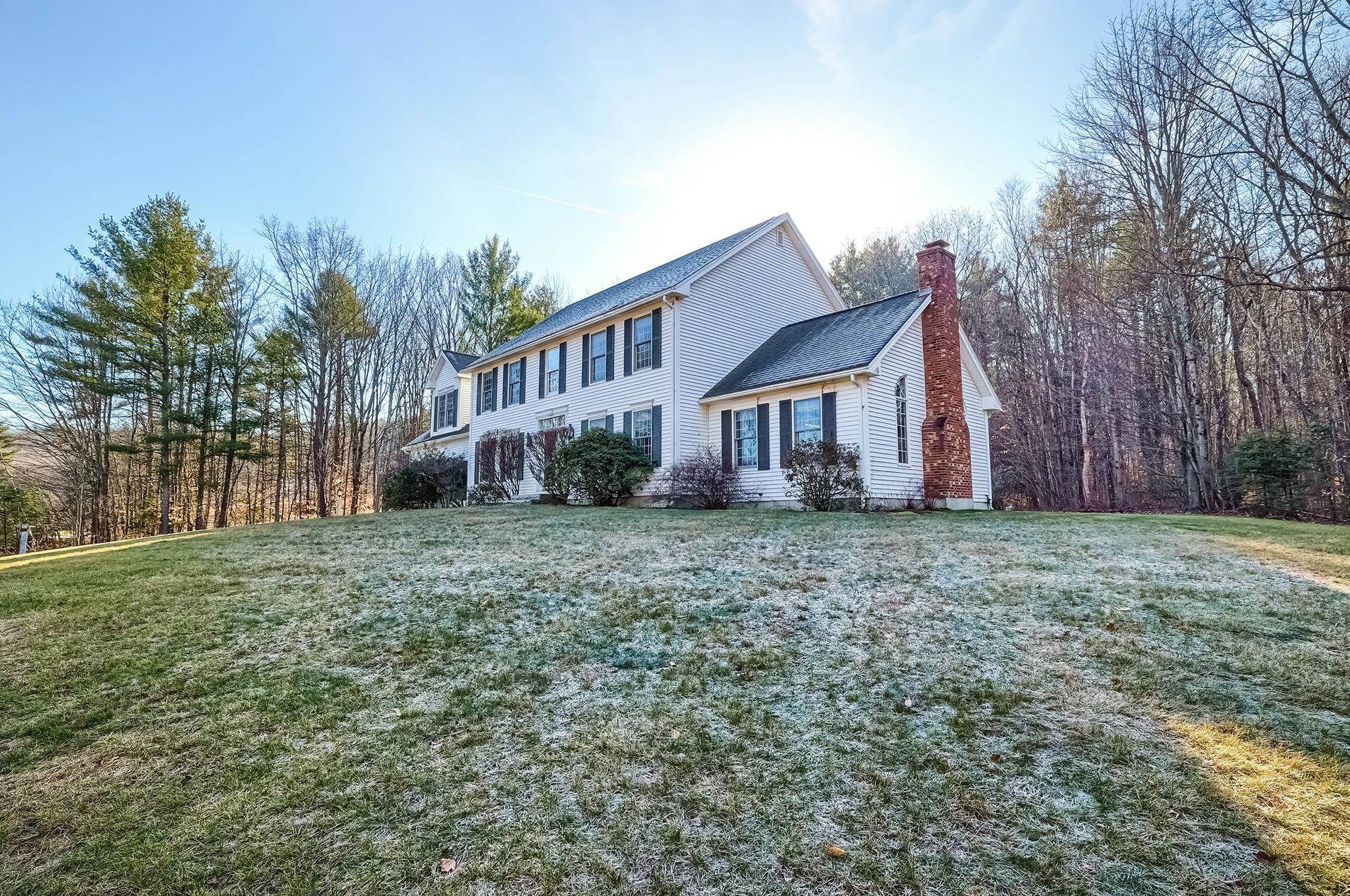 37 Hampshire Hills Dr, Concord, NH 03304