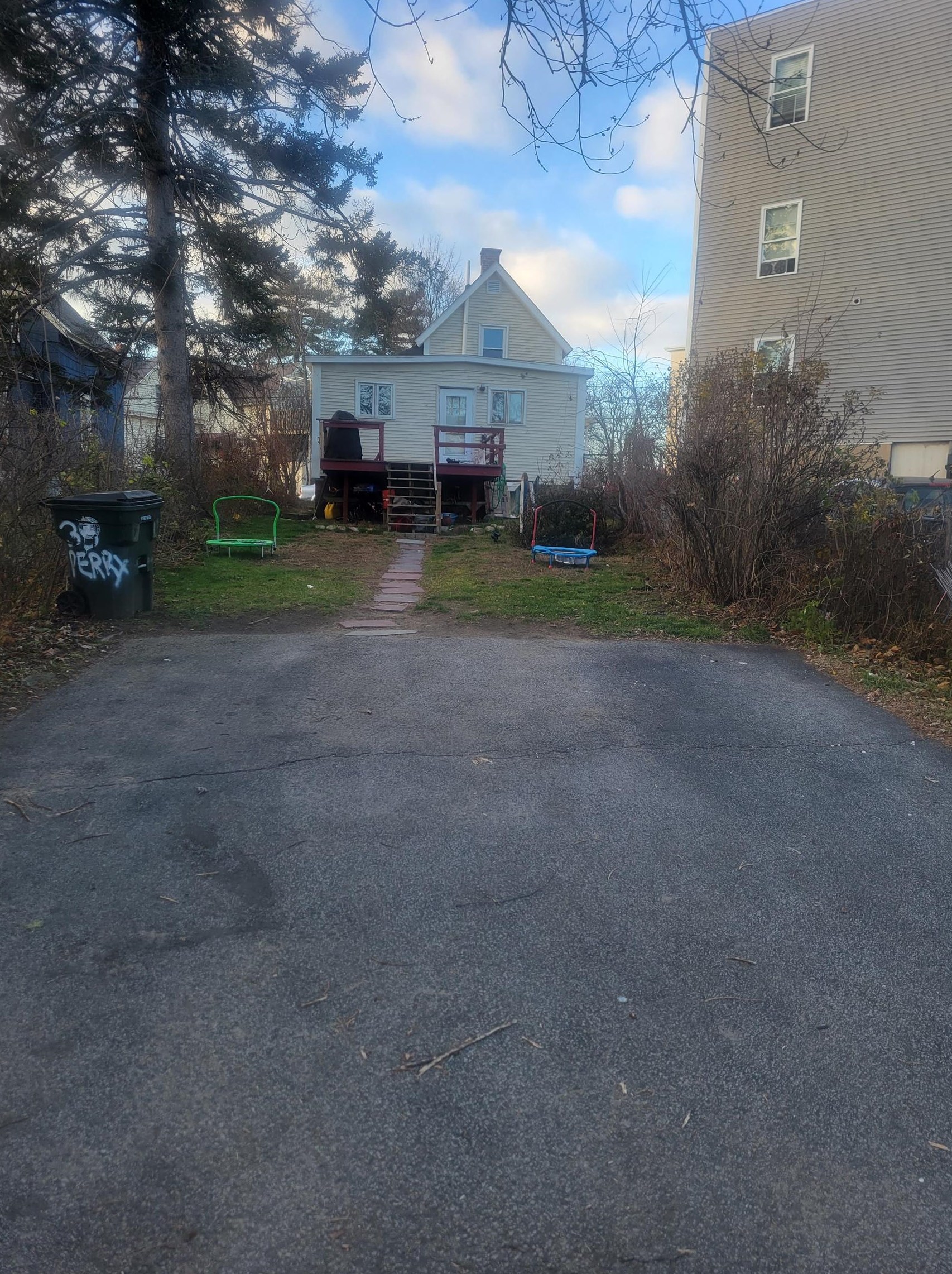 33 Derry St, Manchester, NH 03104-5004