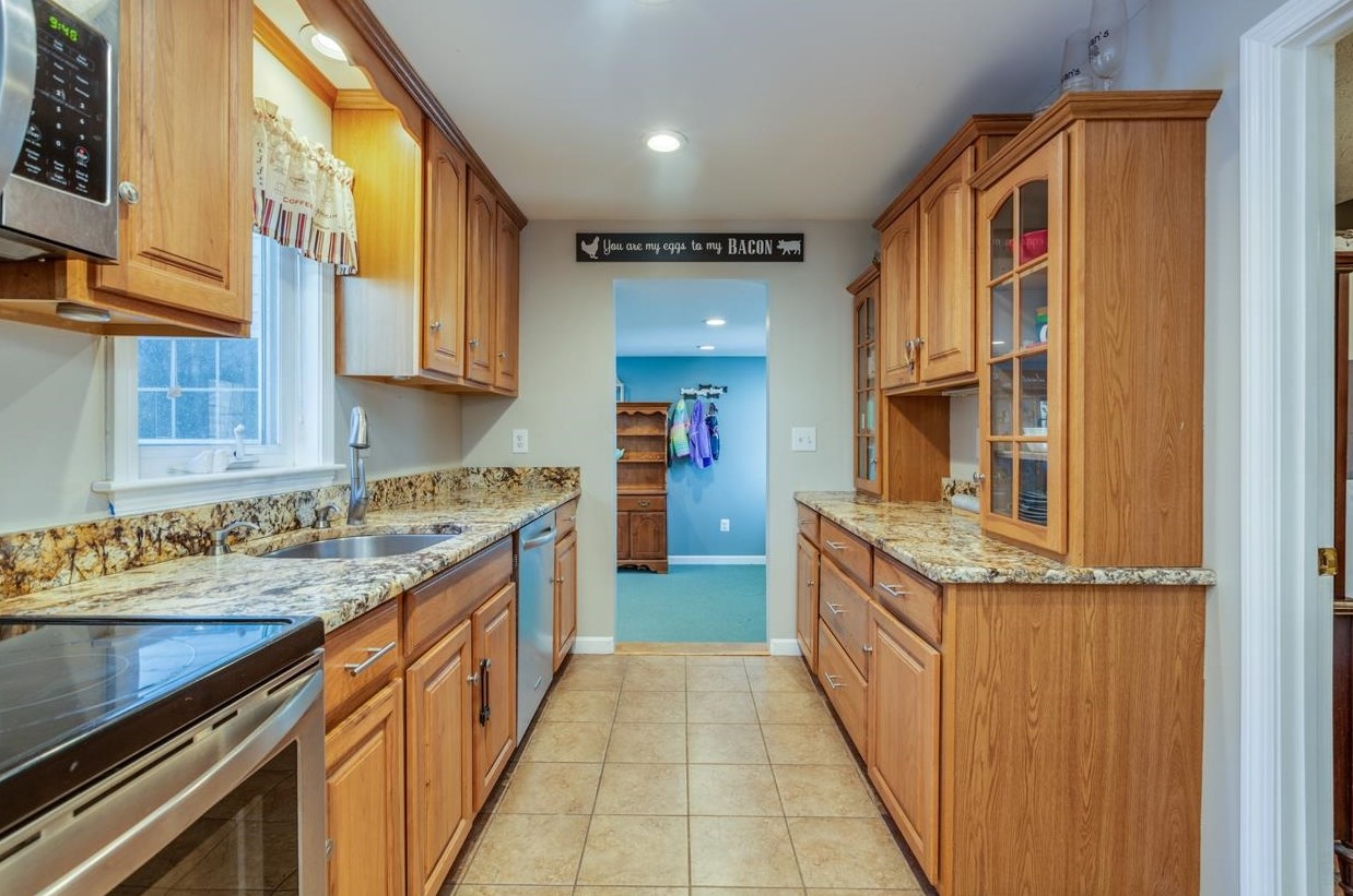 129 Charles Bancroft Hwy, Hudson NH  03052-2409 exterior