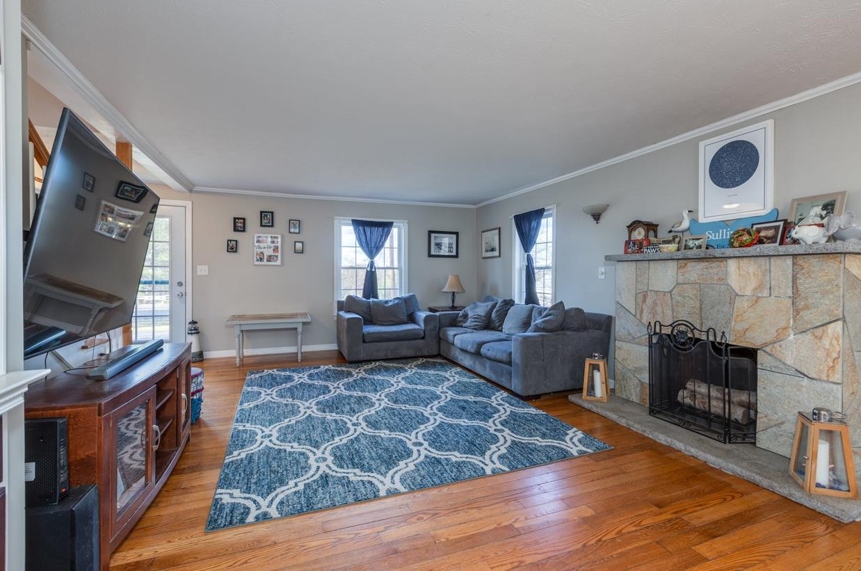 129 Charles Bancroft Hwy, Hudson NH  03052-2409 exterior