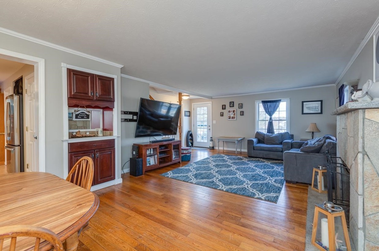 129 Charles Bancroft Hwy, Hudson NH  03052-2409 exterior