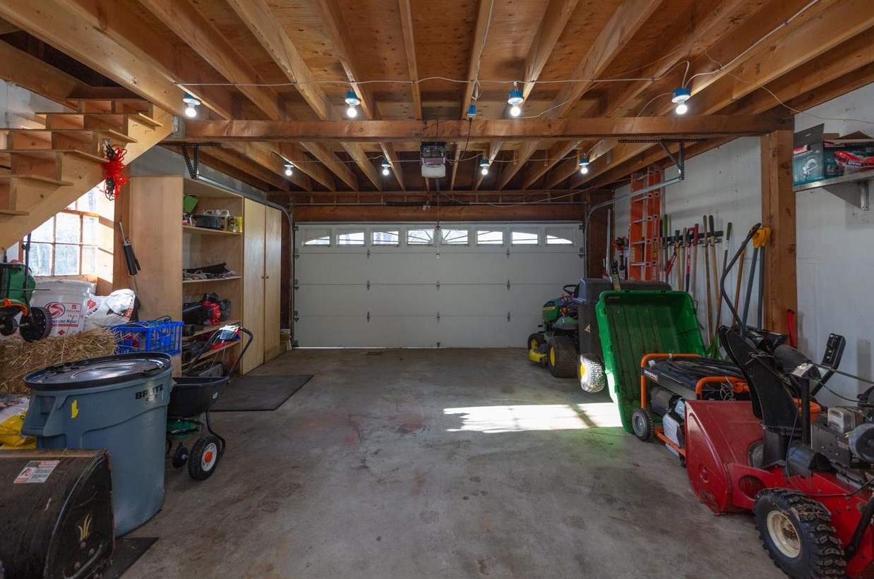 129 Charles Bancroft Hwy, Hudson NH  03052-2409 exterior