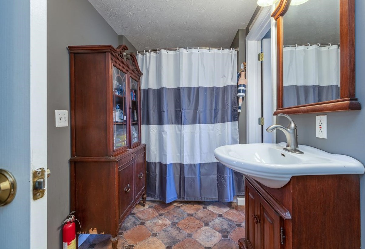 129 Charles Bancroft Hwy, Hudson NH  03052-2409 exterior