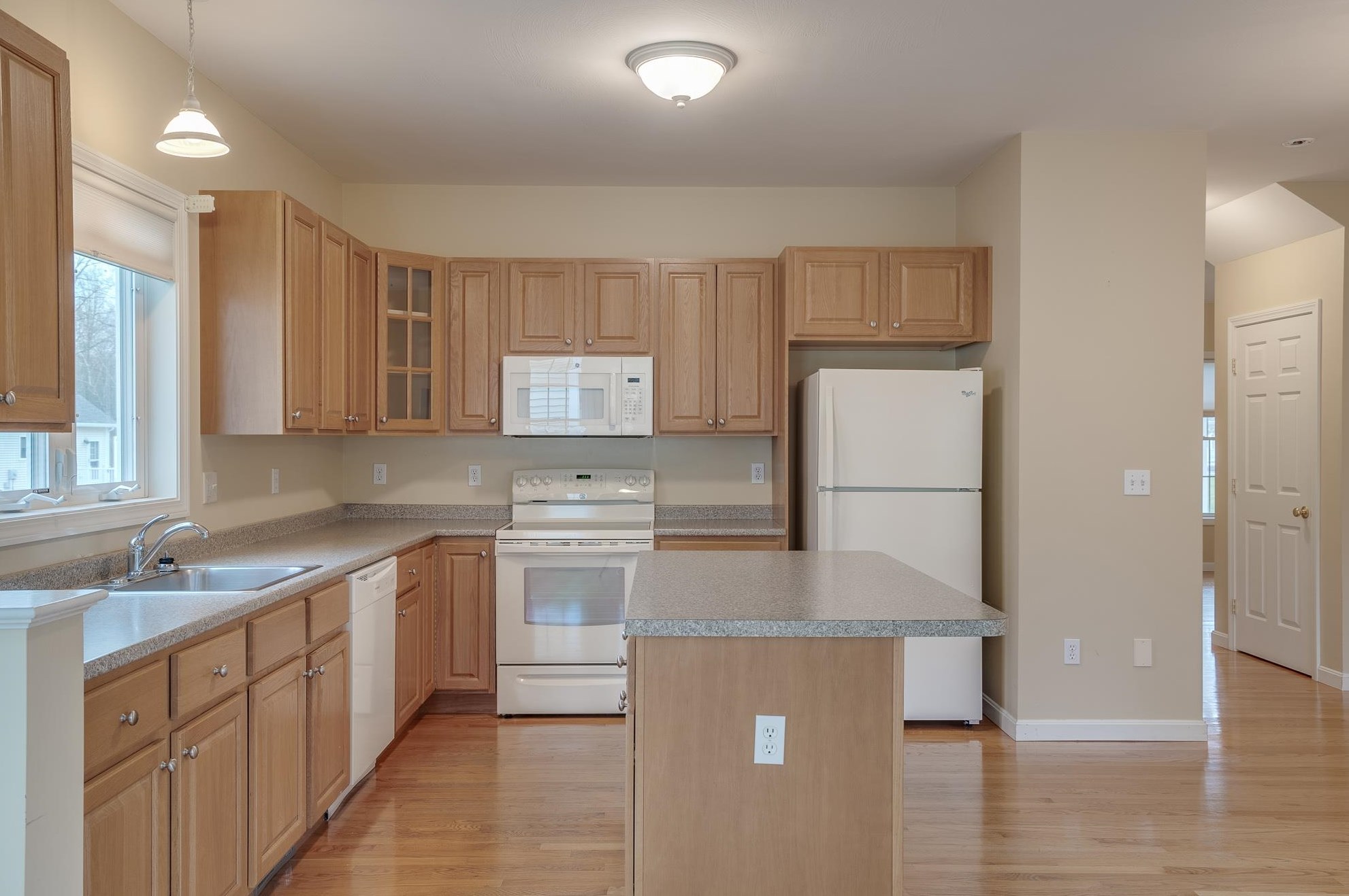 27 Stearns Ln, Merrimack NH 03054-6402 exterior