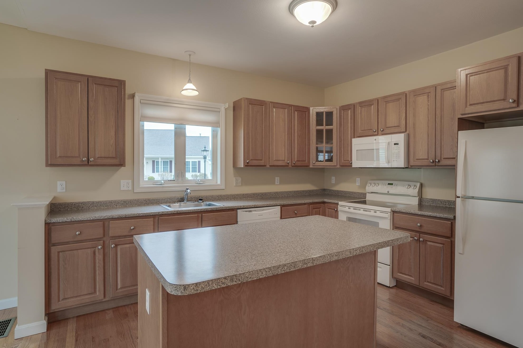 27 Stearns Ln, Merrimack NH 03054-6402 exterior